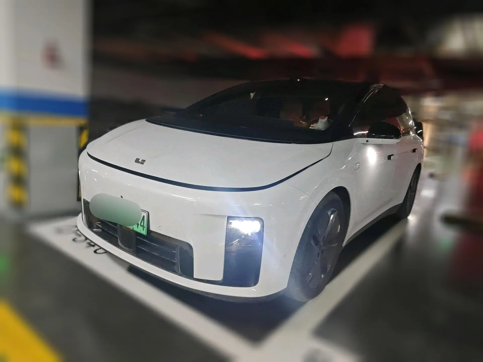 Li Ideal i8  из Китая