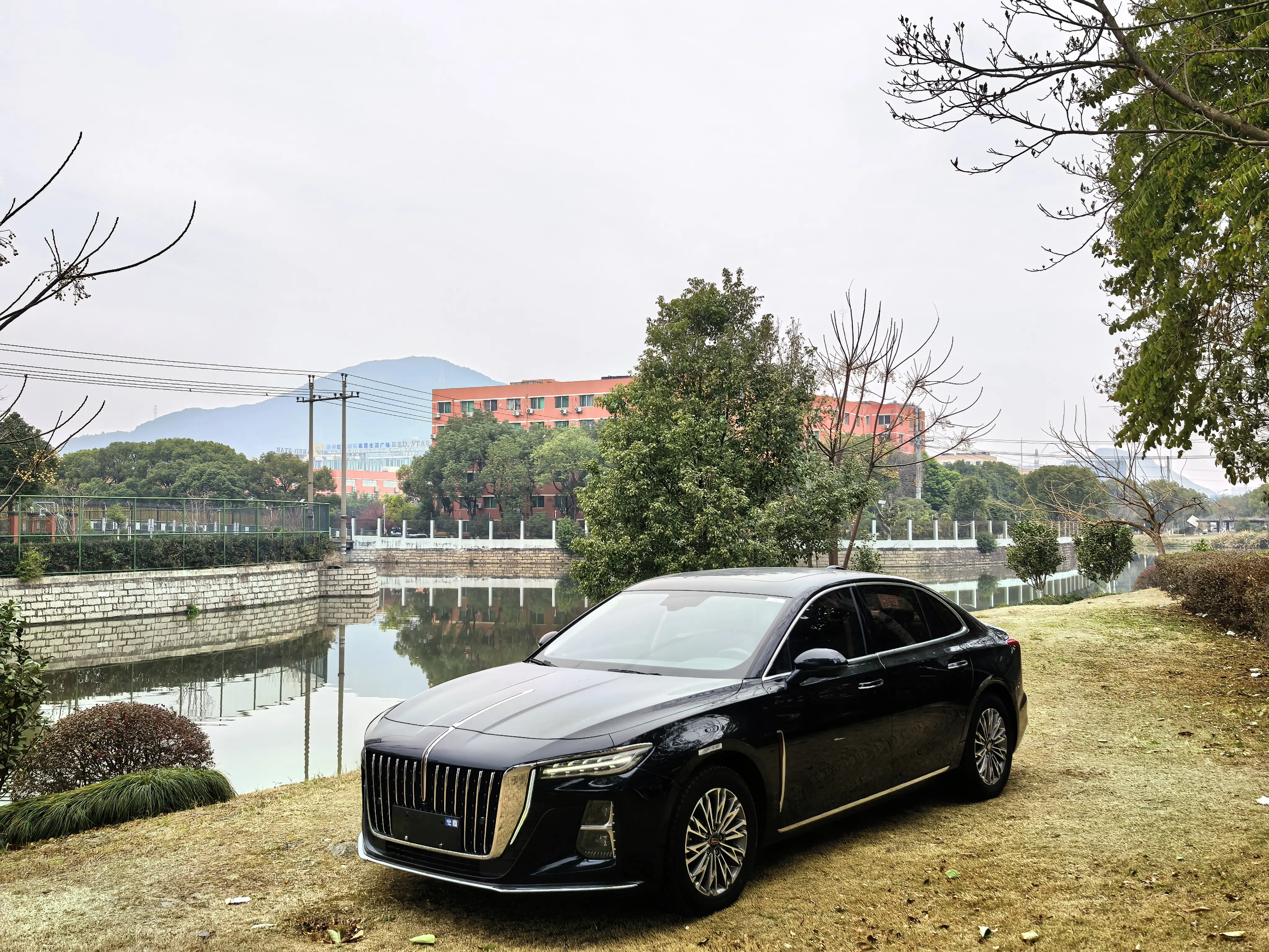 Hongqi H5  из Китая