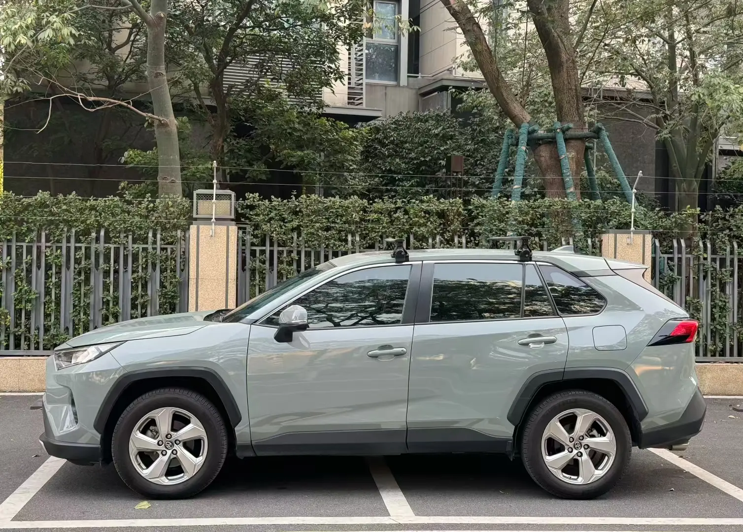 Toyota RAV4 Rongfang PHEV  из Китая