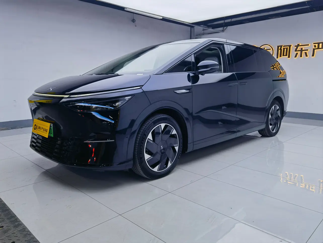 Xpeng X9  из Китая