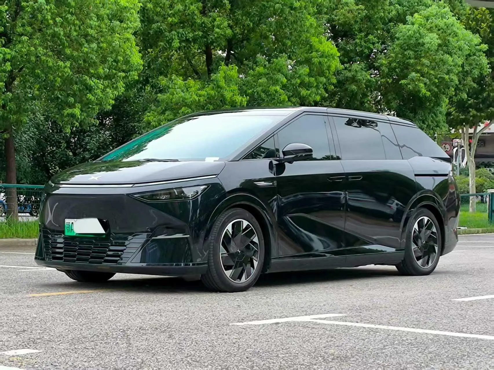 Xpeng X9  из Китая