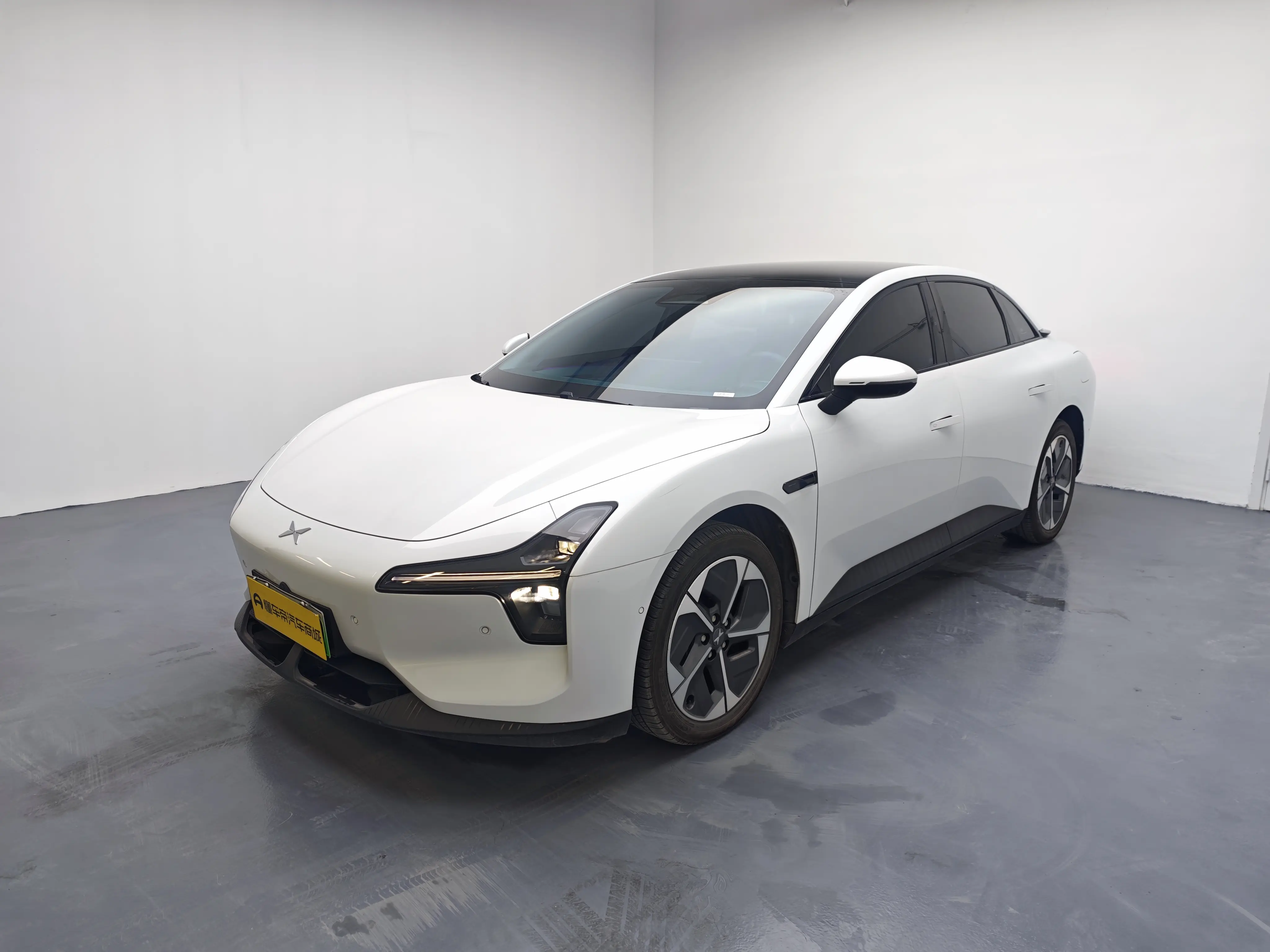 Xpeng Xiaopeng MONA M03  из Китая