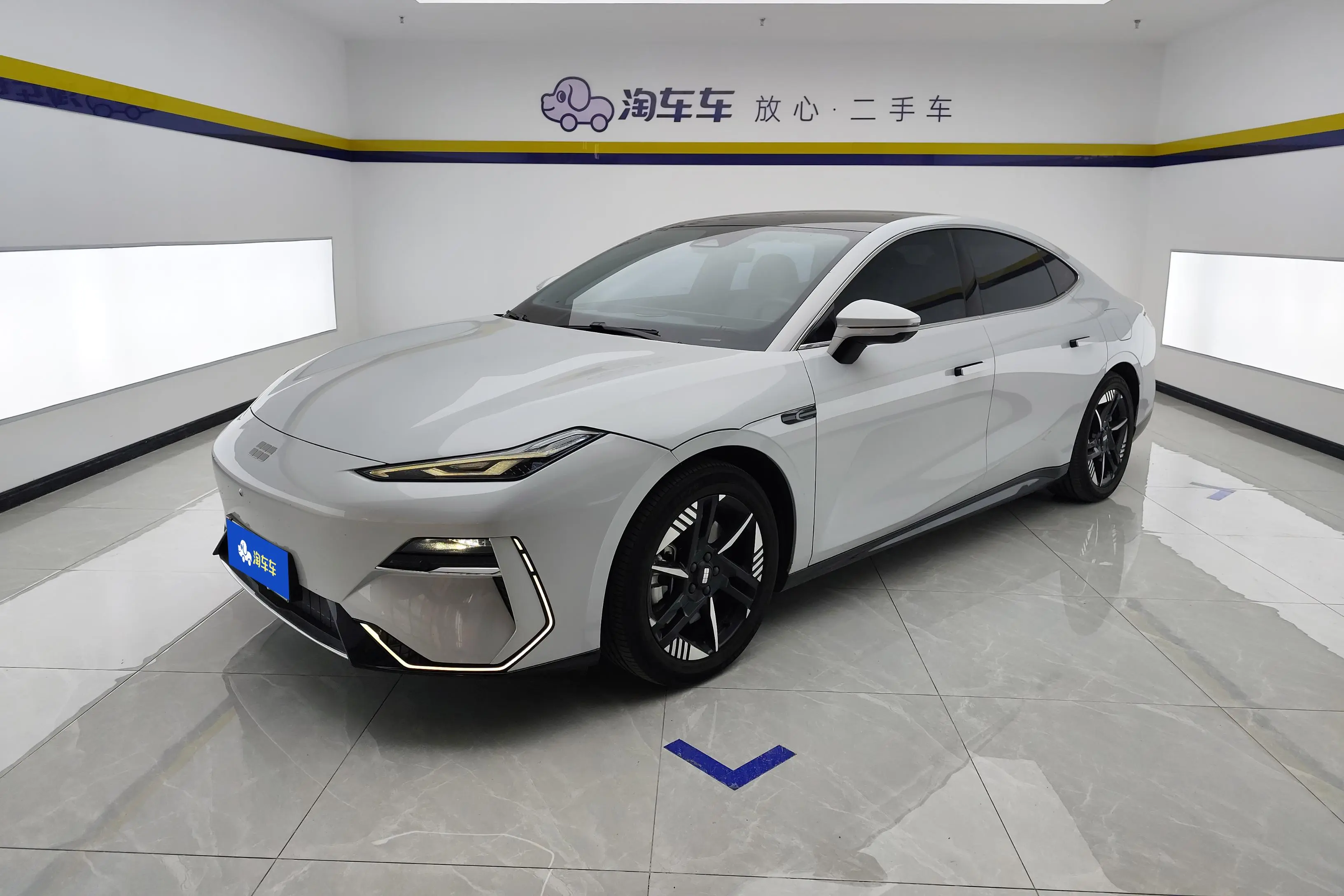 Geely Galaxy E8  из Китая