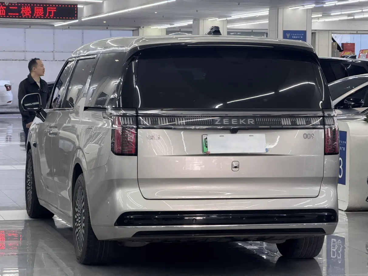ZEEKR 009  из Китая