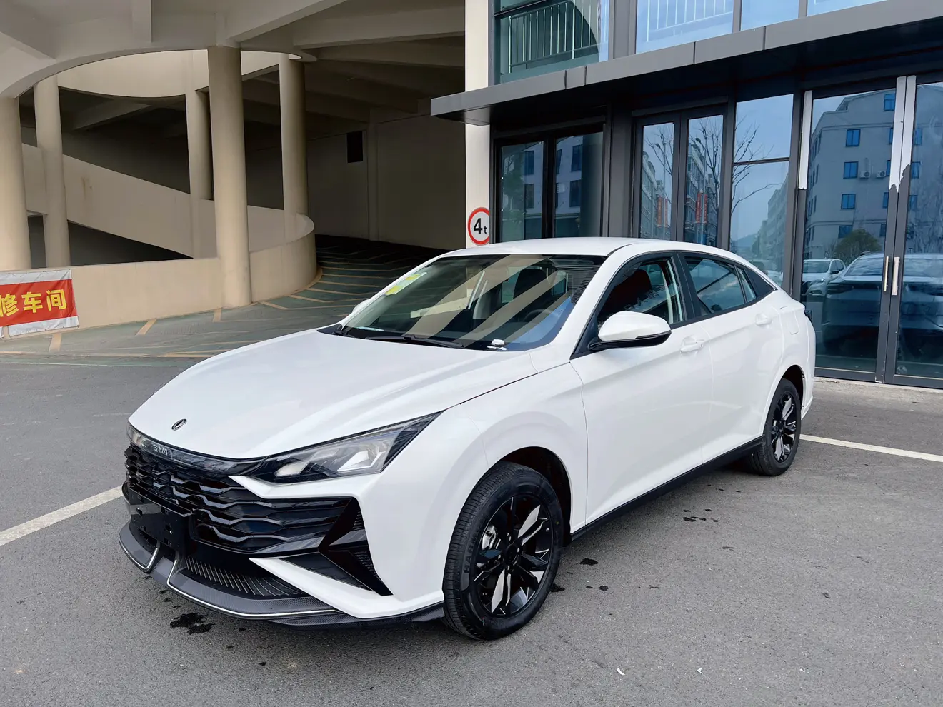 Dongfeng Yixuan  из Китая