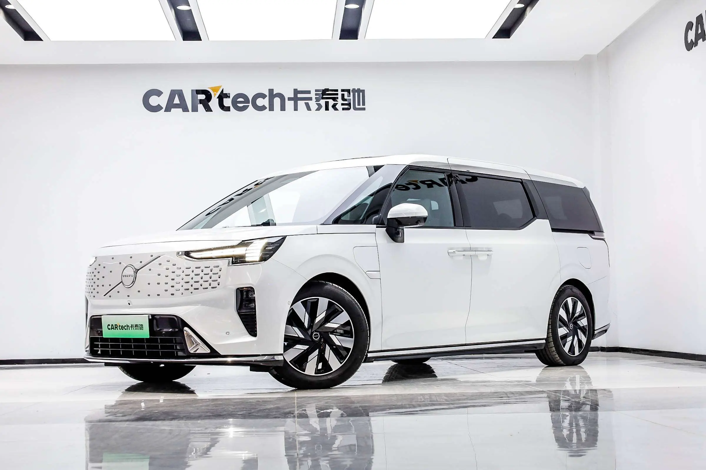 Volvo EM90  из Китая