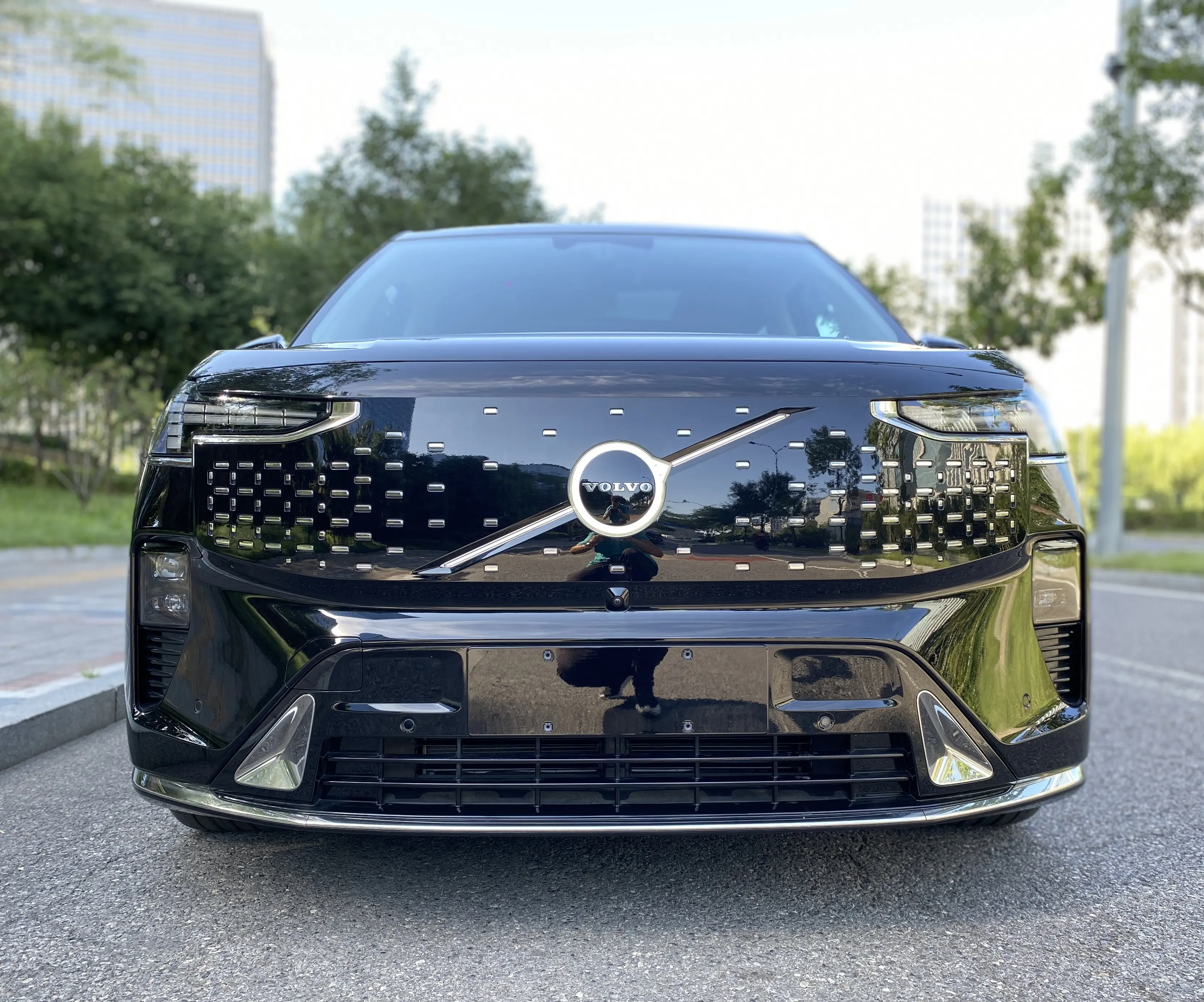 Volvo EM90  из Китая