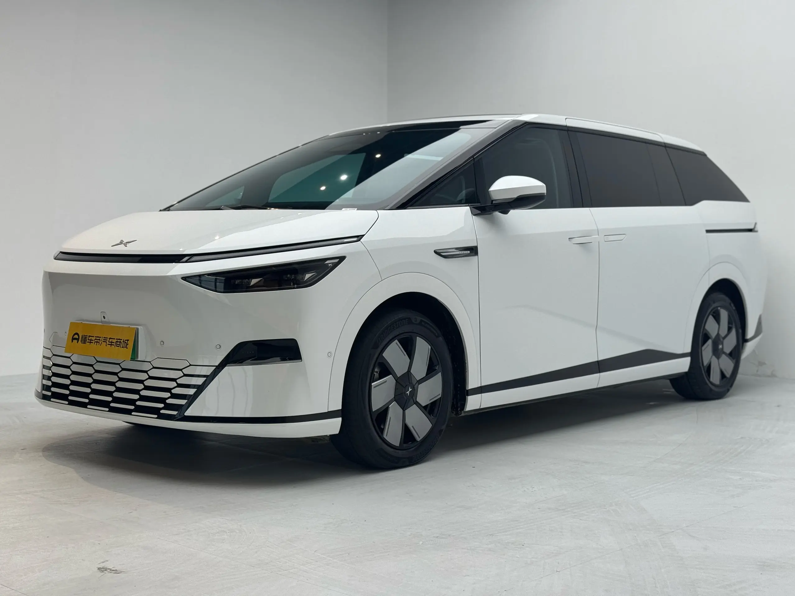 Xpeng X9  из Китая