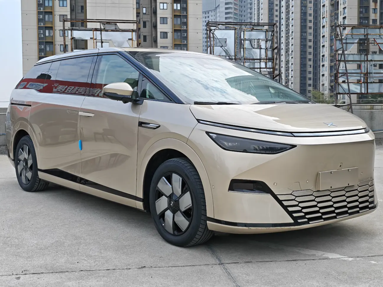 Xpeng X9  из Китая