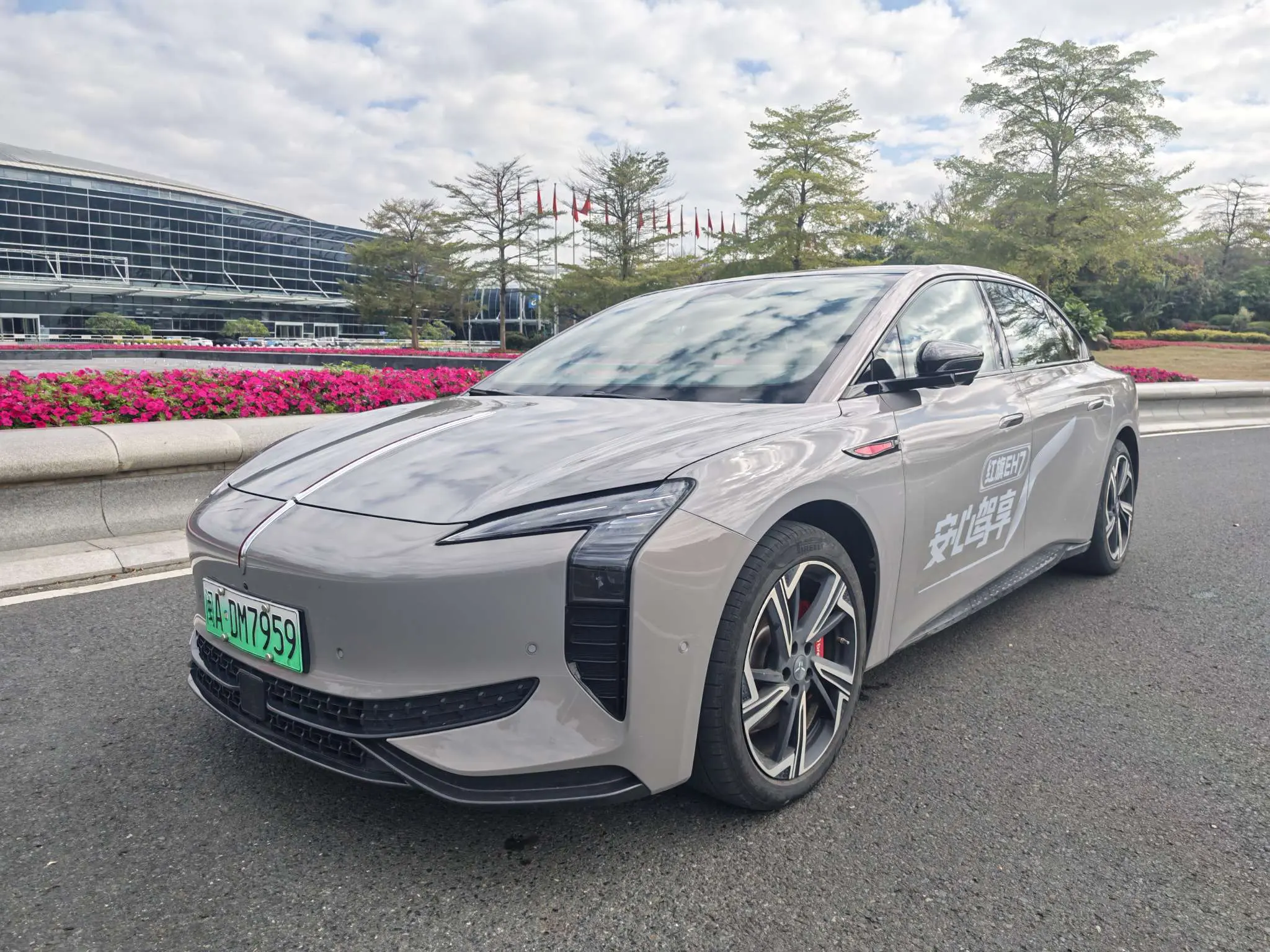 Hongqi EH7  из Китая