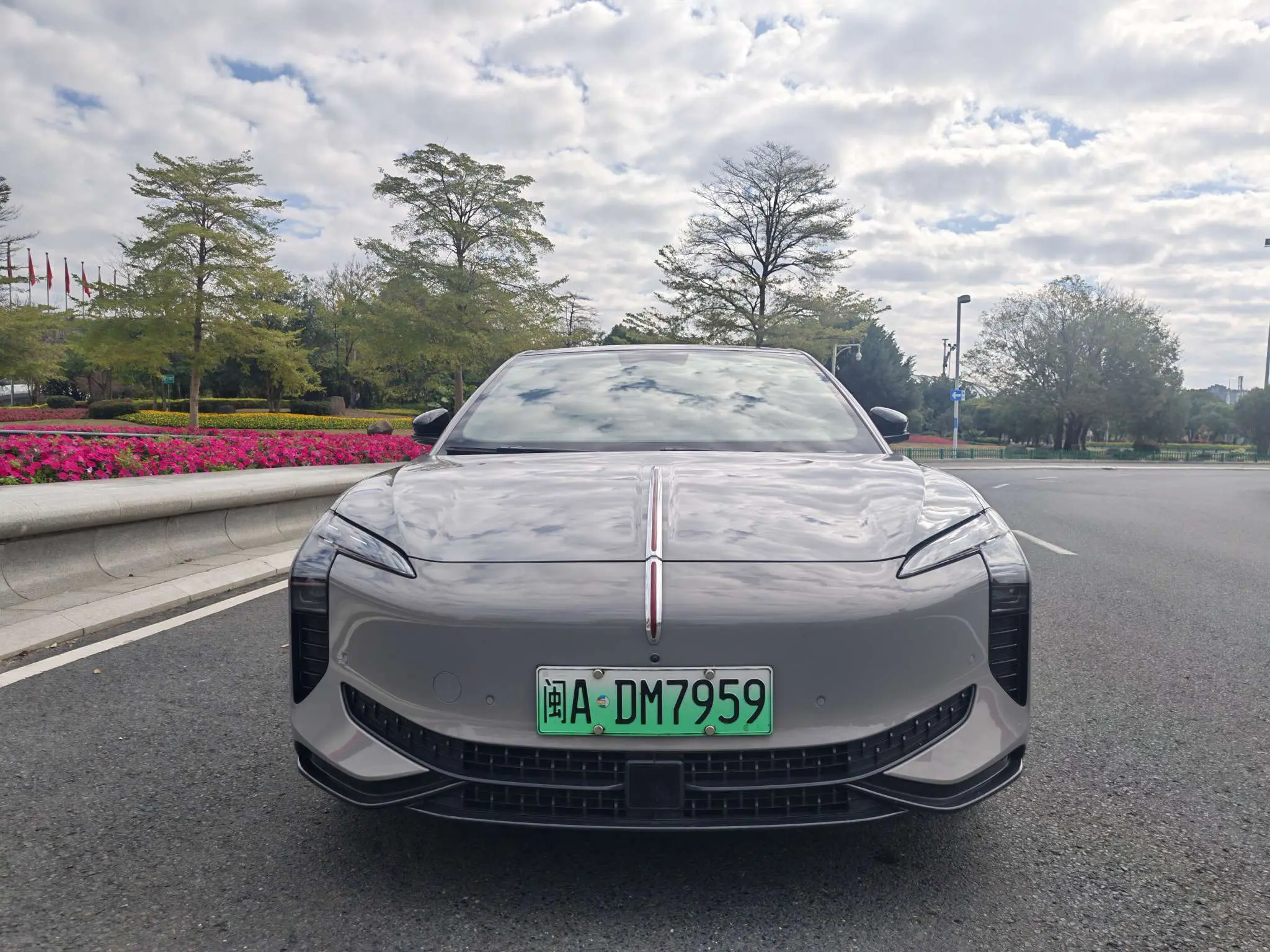 Hongqi EH7  из Китая