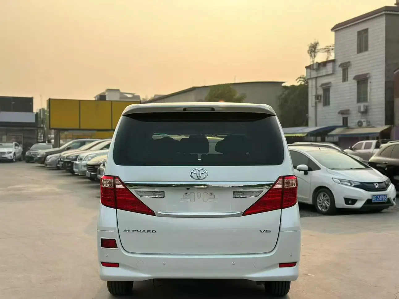Toyota Alphard (Elfa)  из Китая