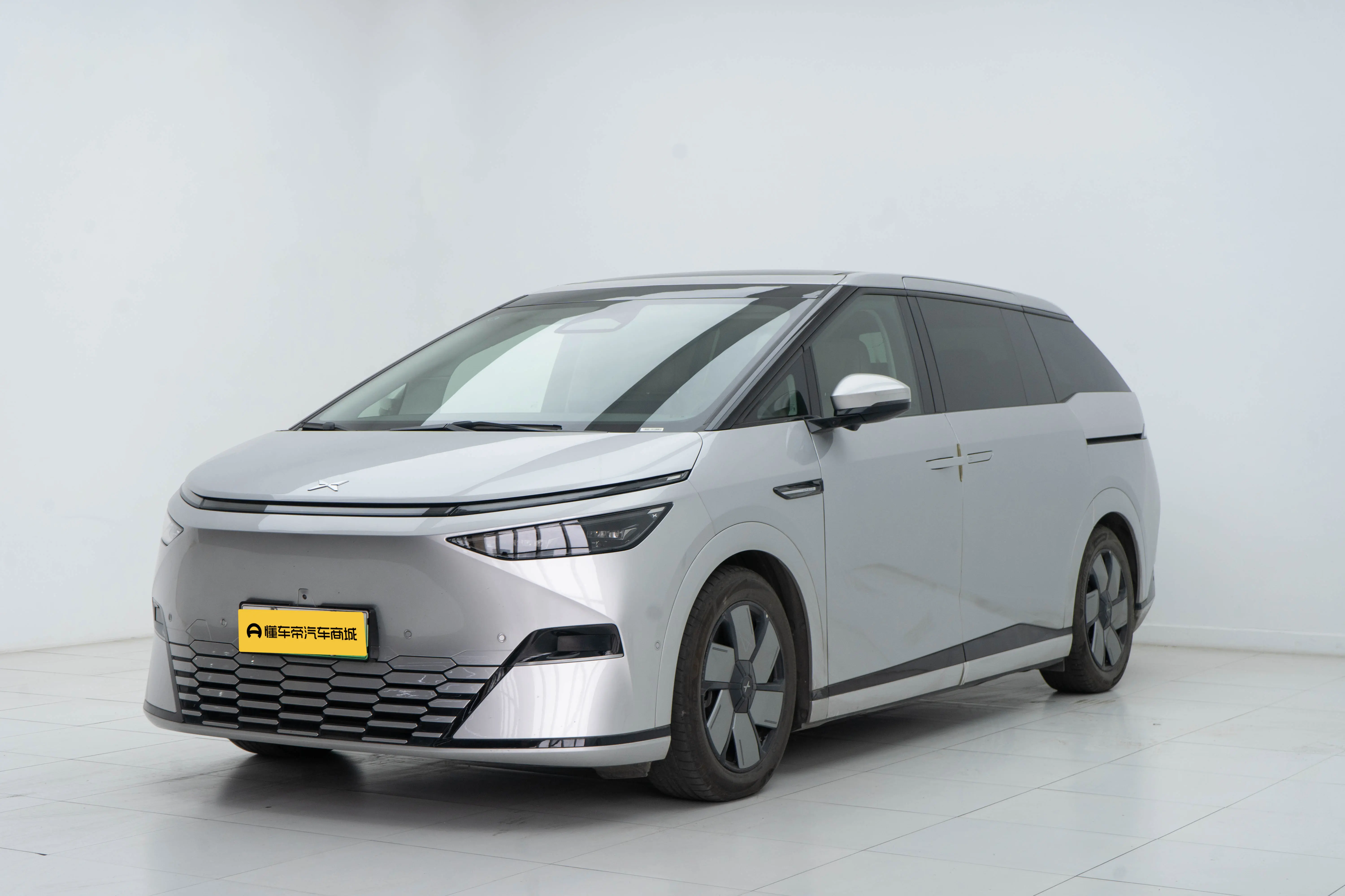 Xpeng X9  из Китая