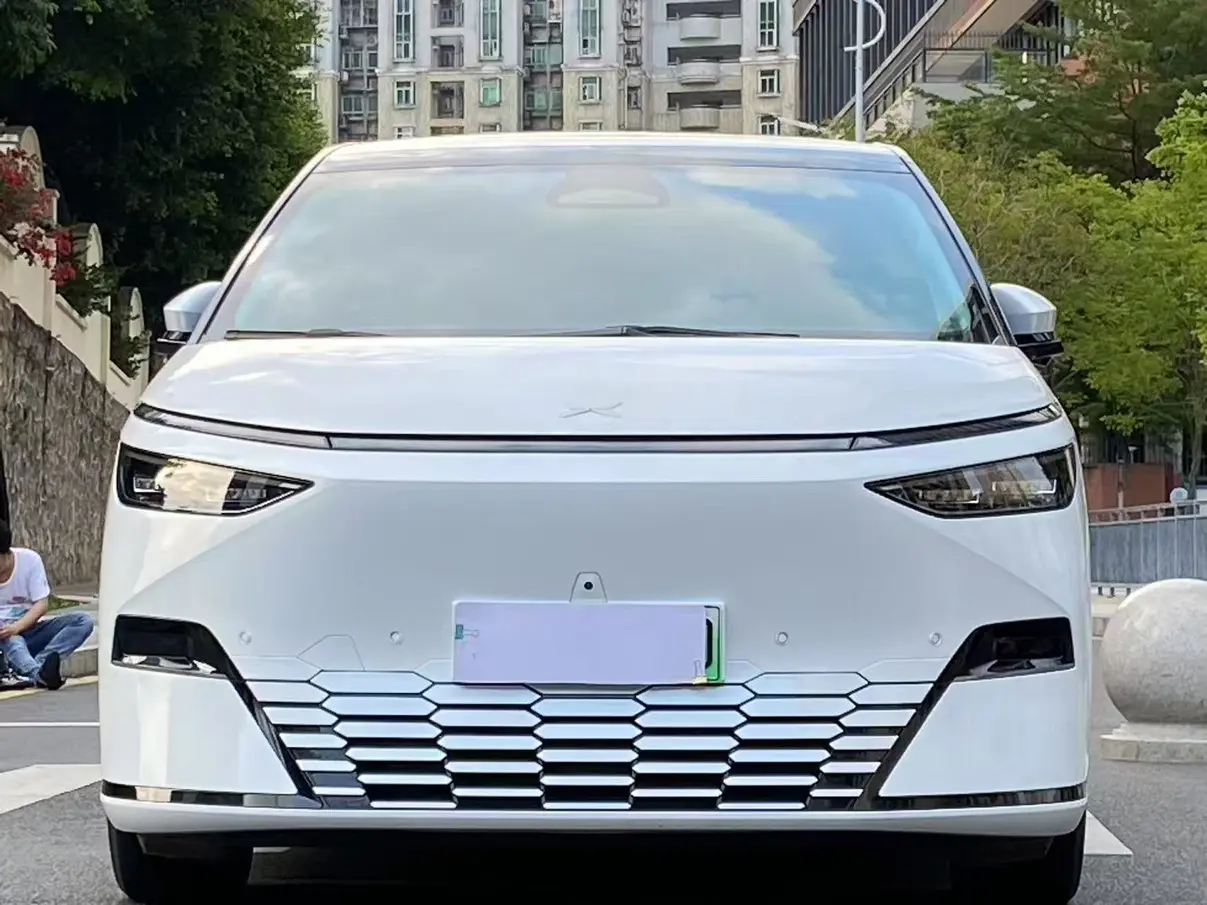 Xpeng X9  из Китая