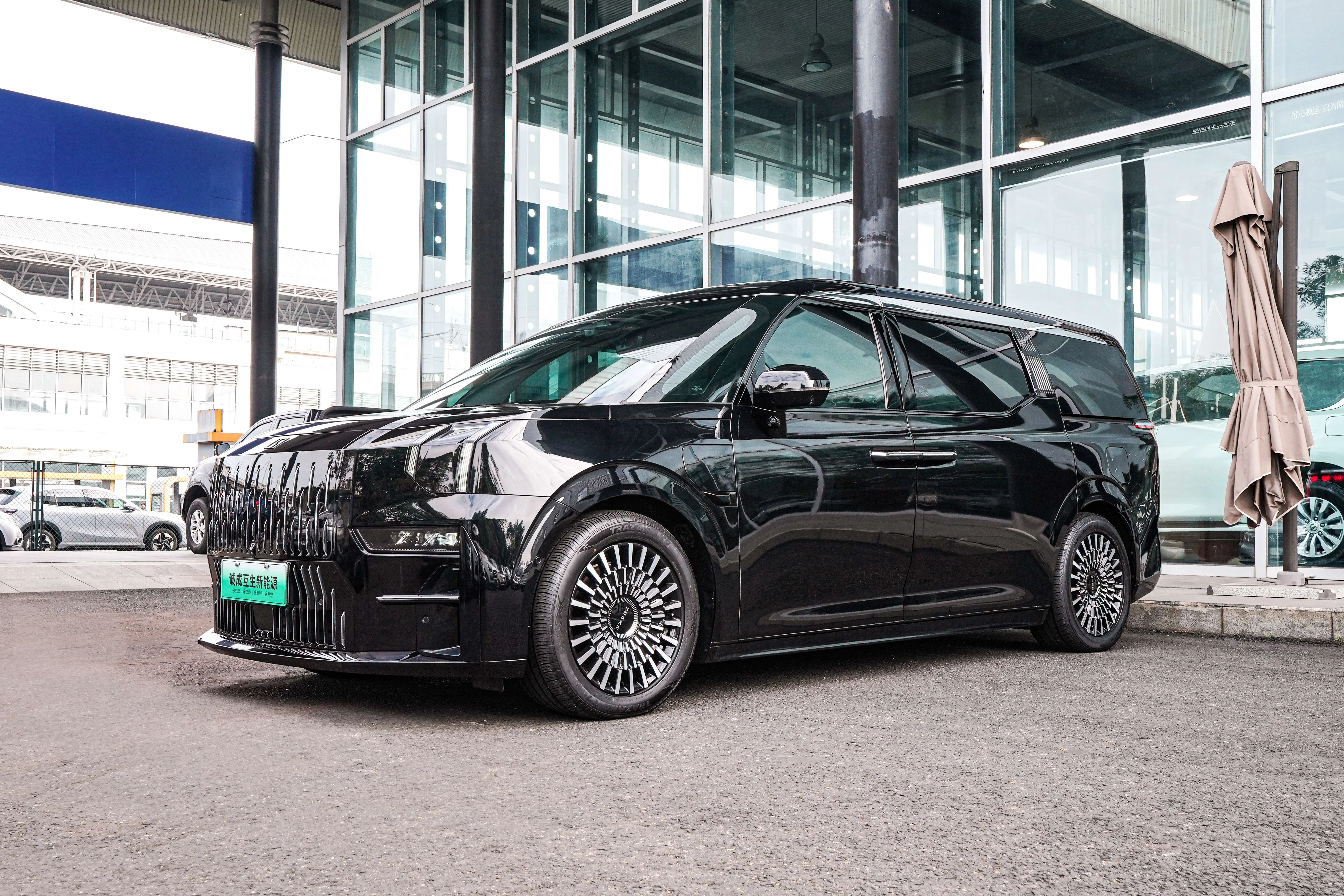 ZEEKR 009  из Китая