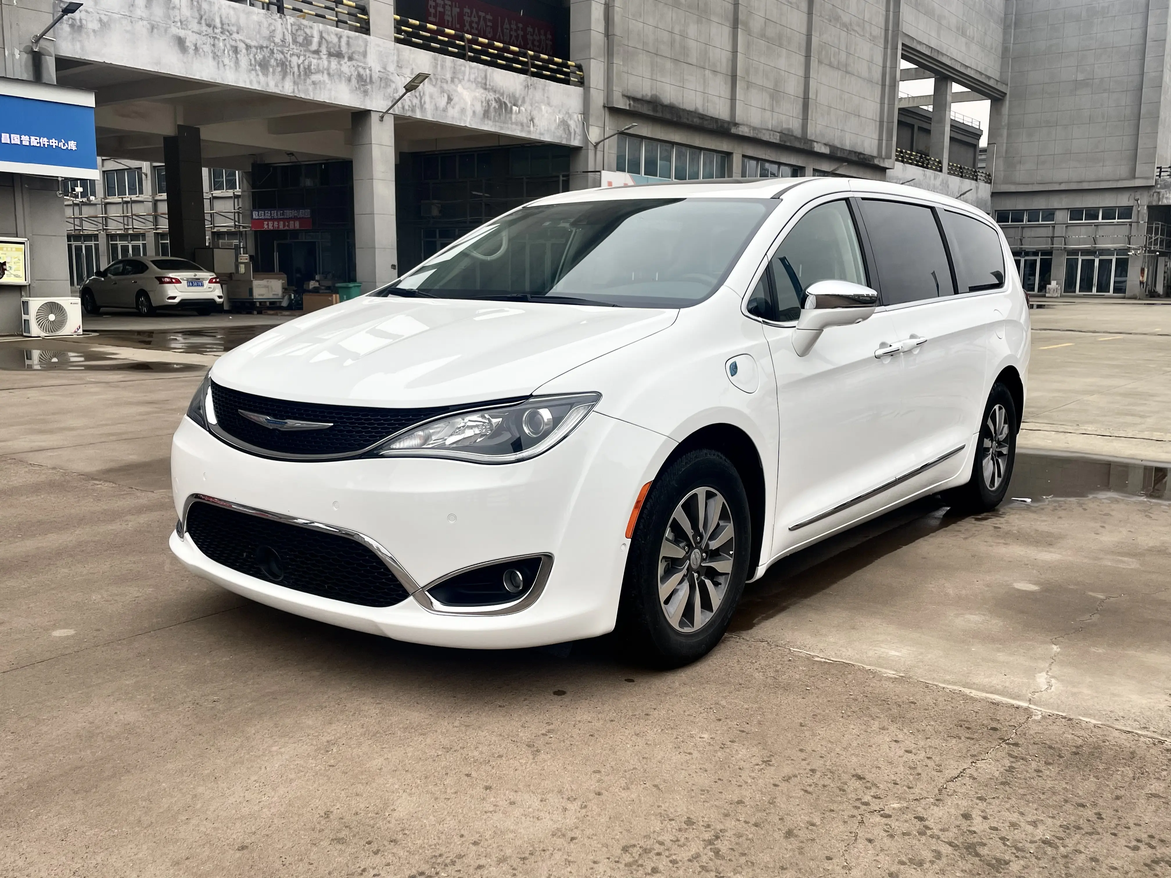 Chrysler Grand Voyager PHEV  из Китая