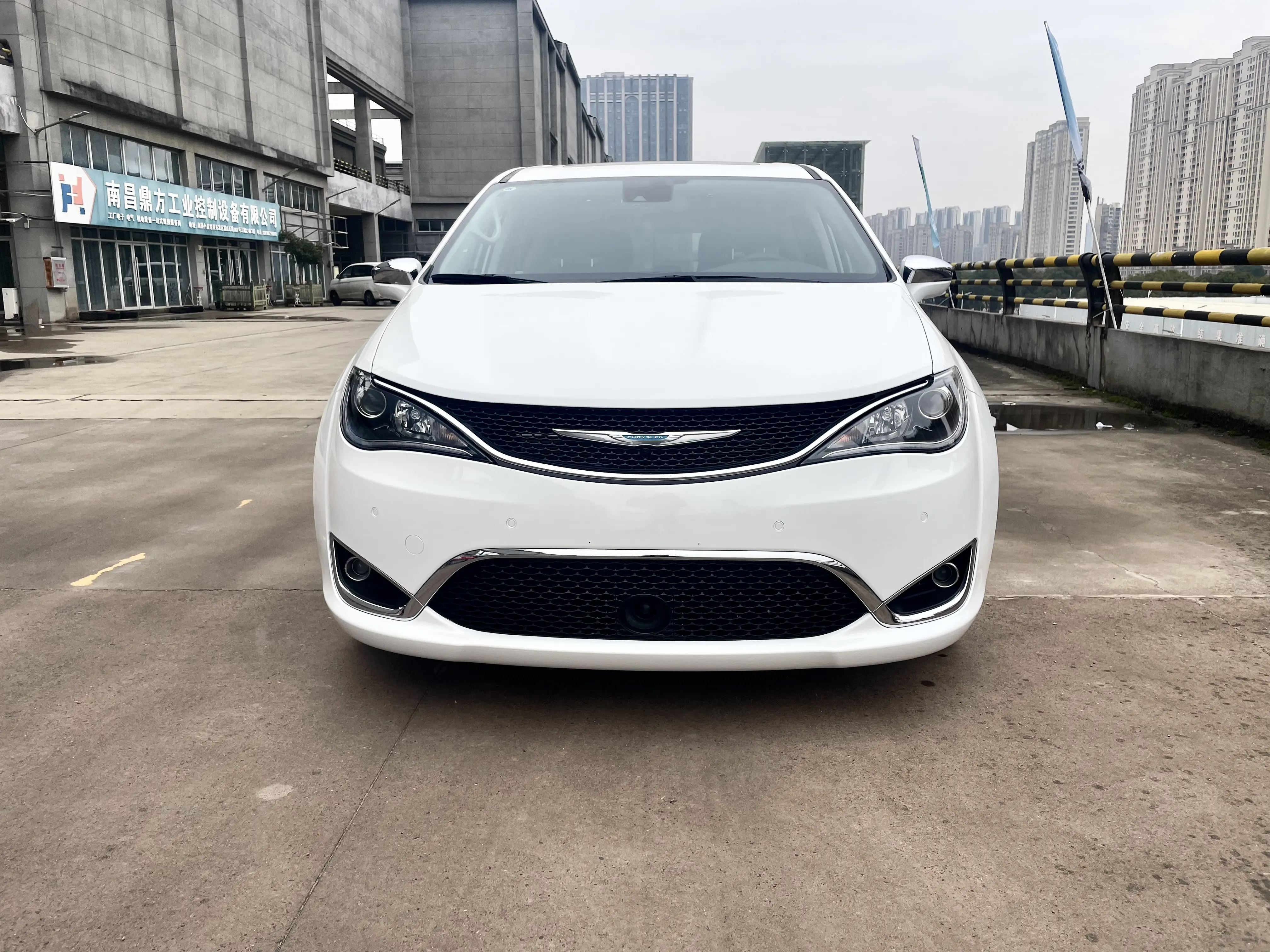 Chrysler Grand Voyager PHEV  из Китая