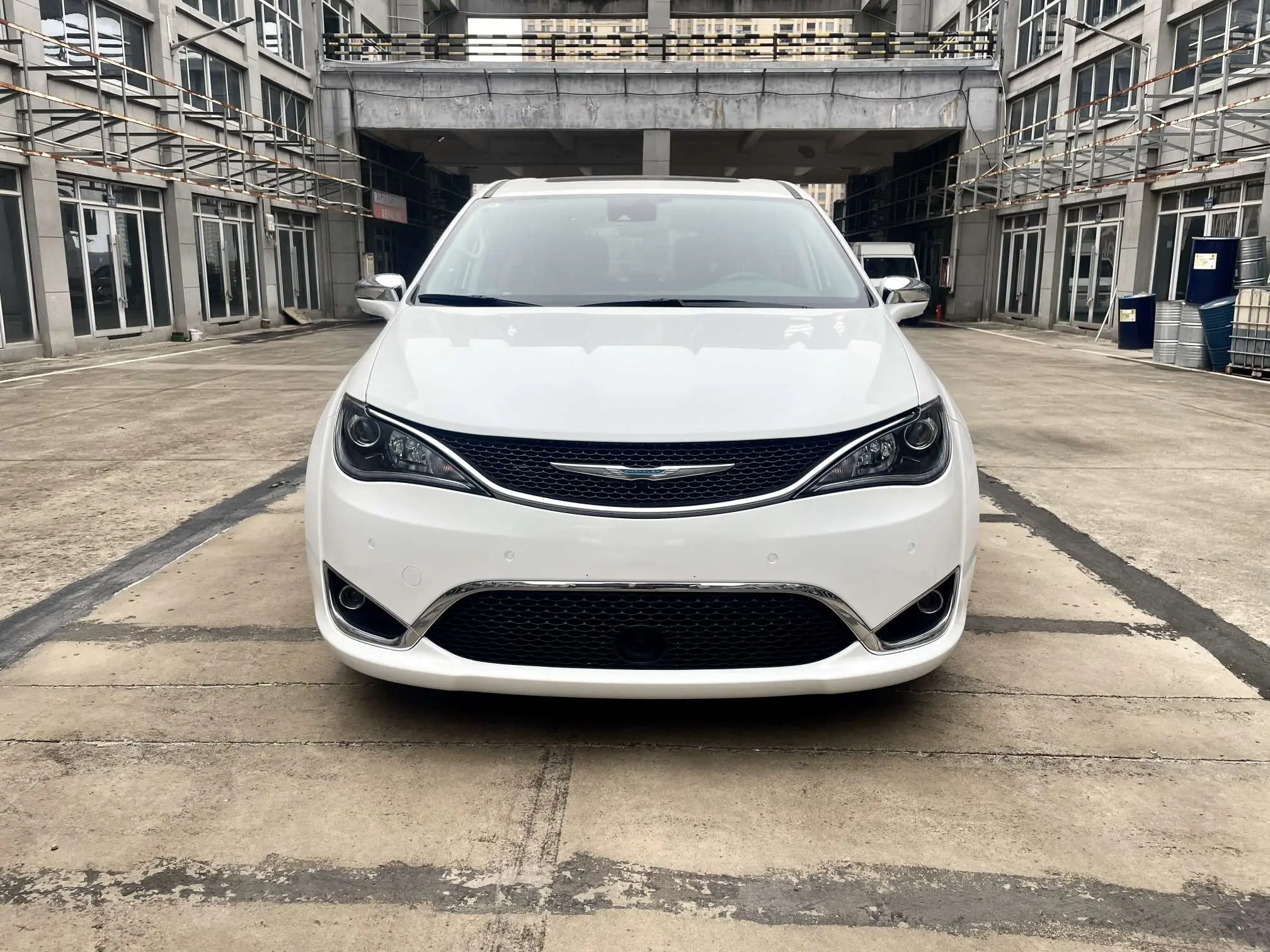 Chrysler Grand Voyager PHEV  из Китая