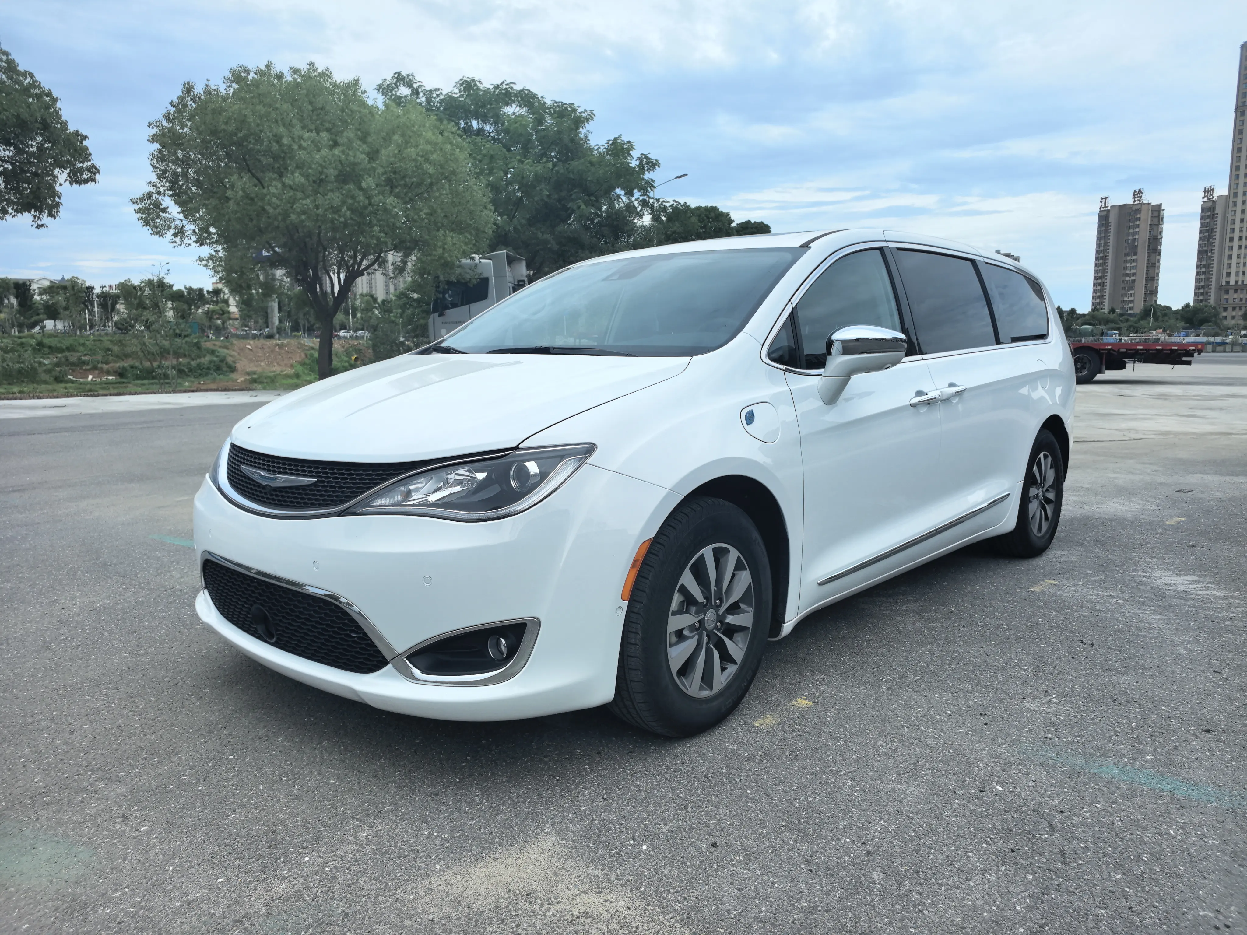 Chrysler Grand Voyager PHEV  из Китая