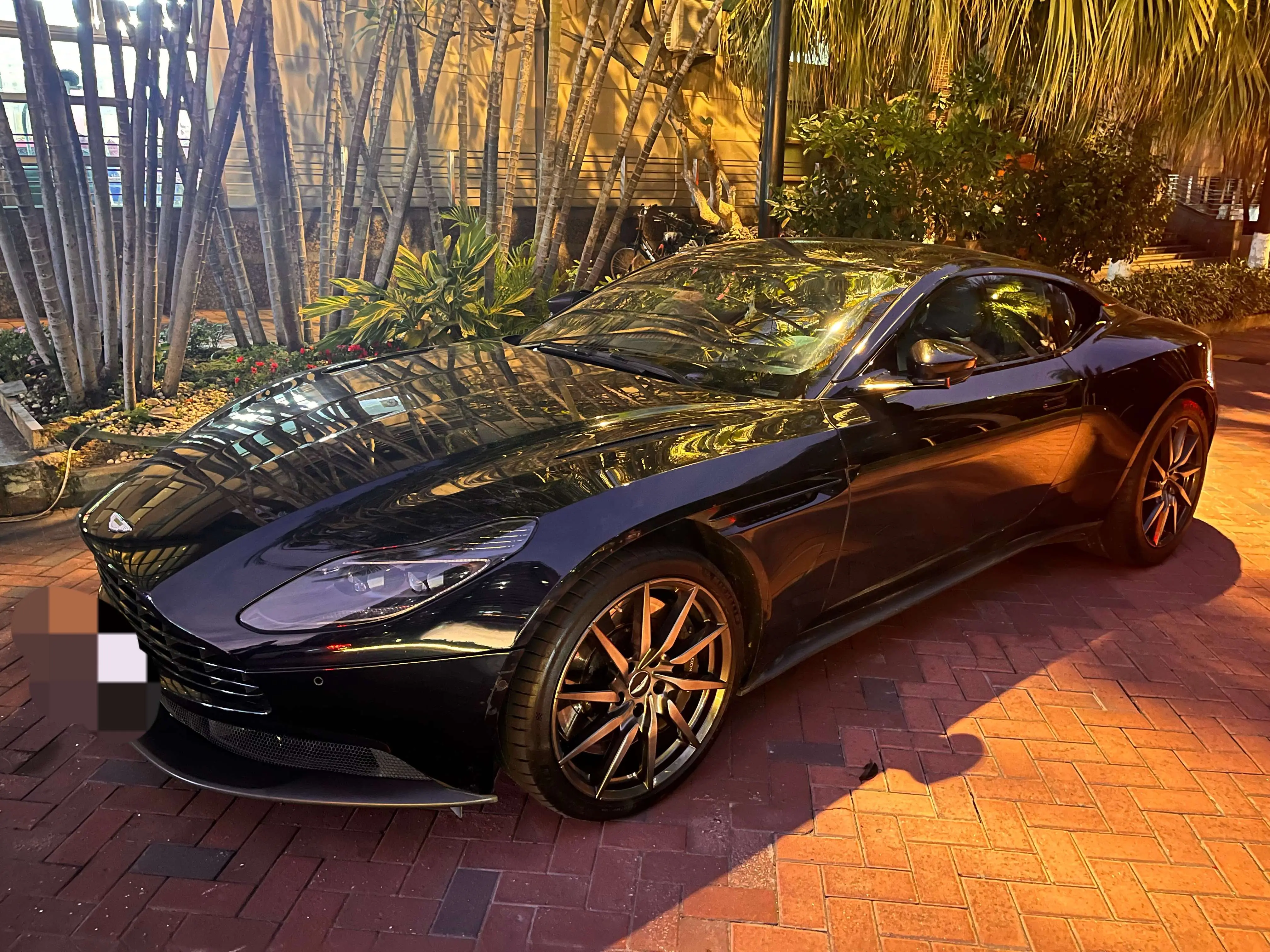 Aston Martin DB11  из Китая