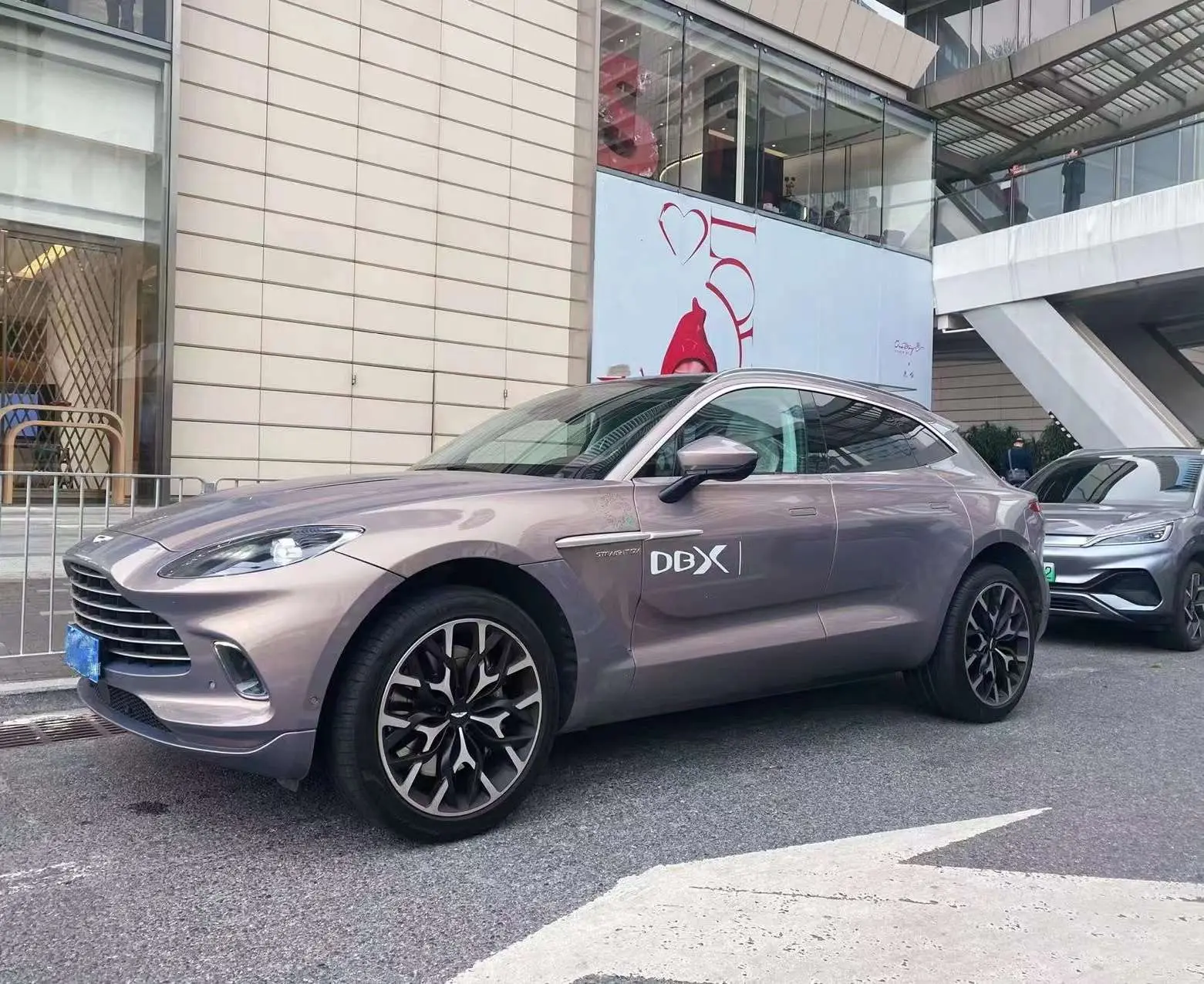 Aston Martin DBX  из Китая