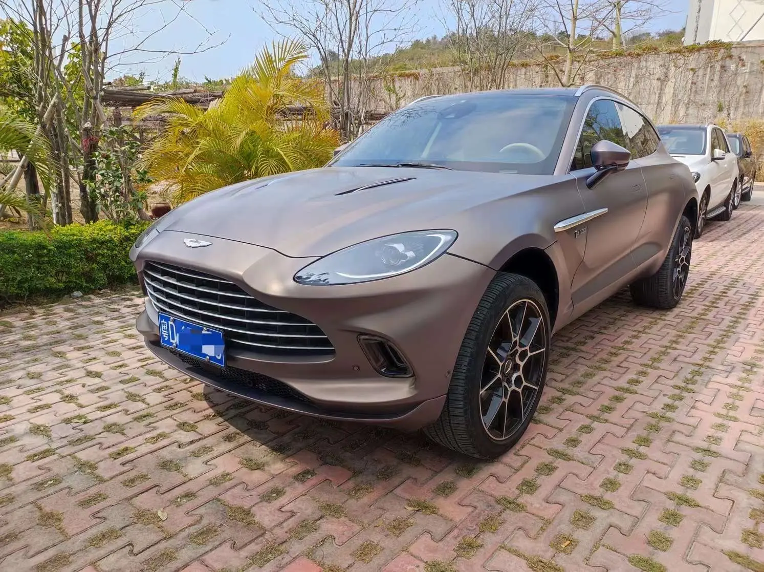 Aston Martin DBX  из Китая