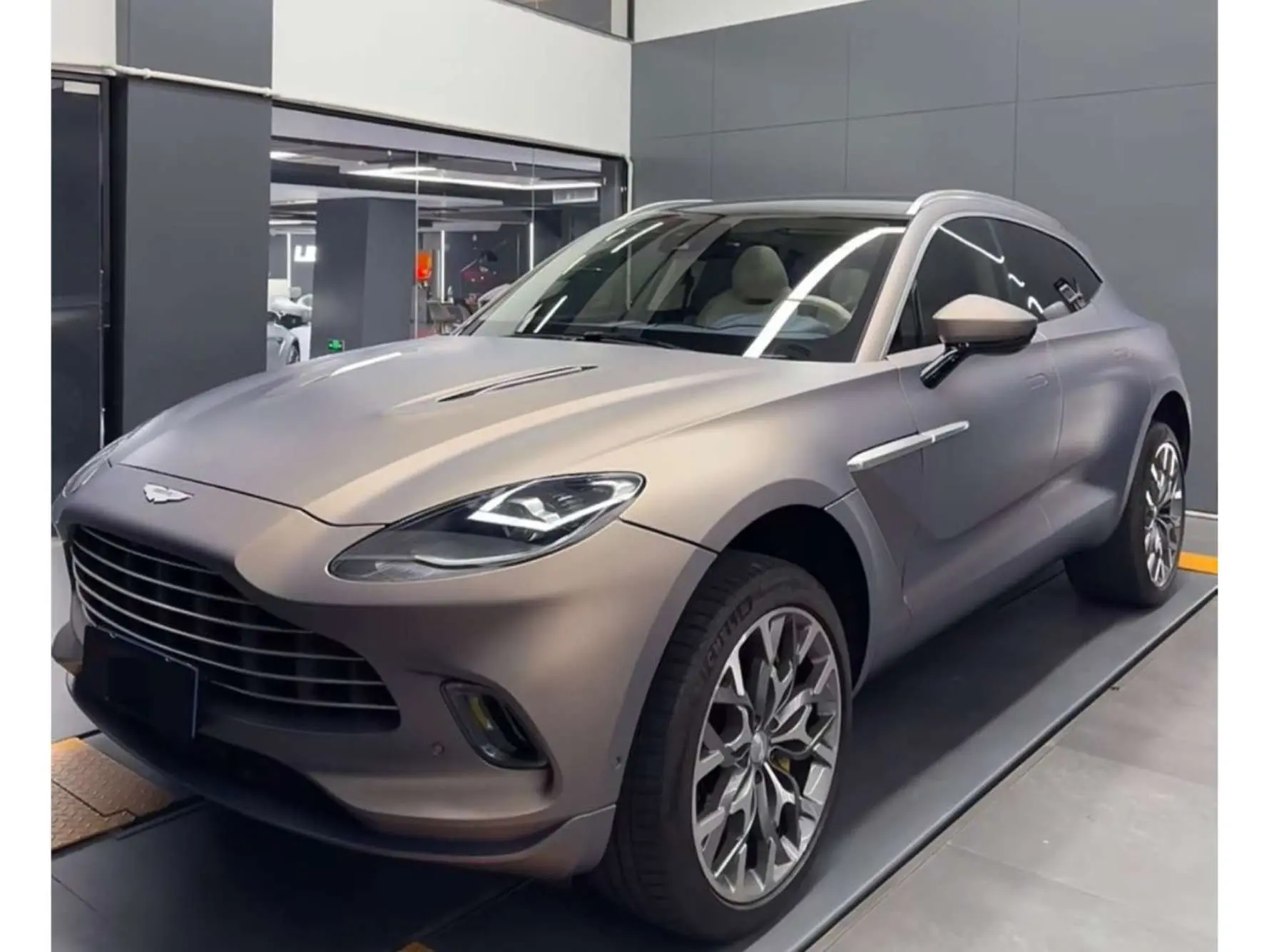 Aston Martin DBX  из Китая