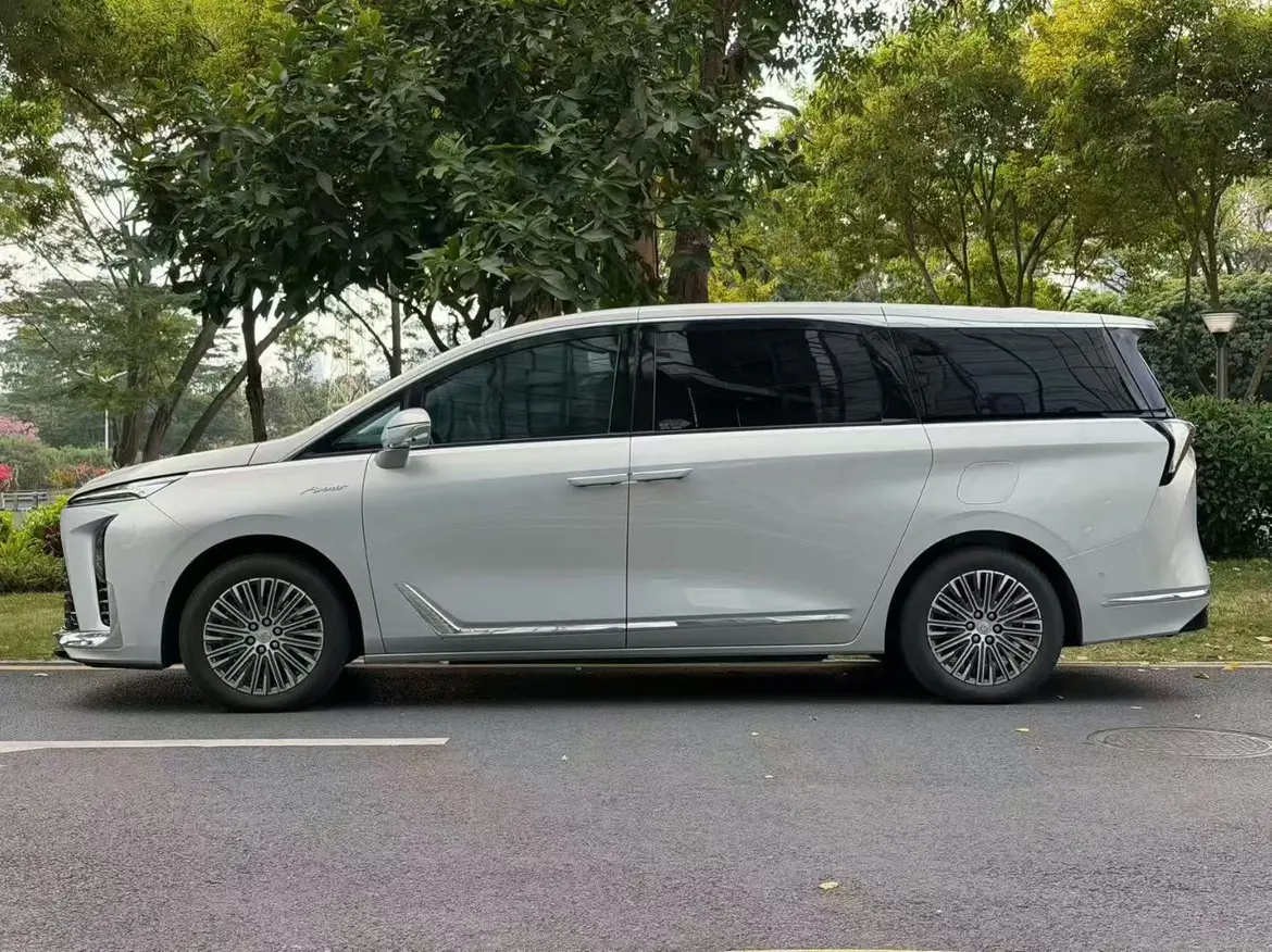 Buick GL8 PHEV  из Китая