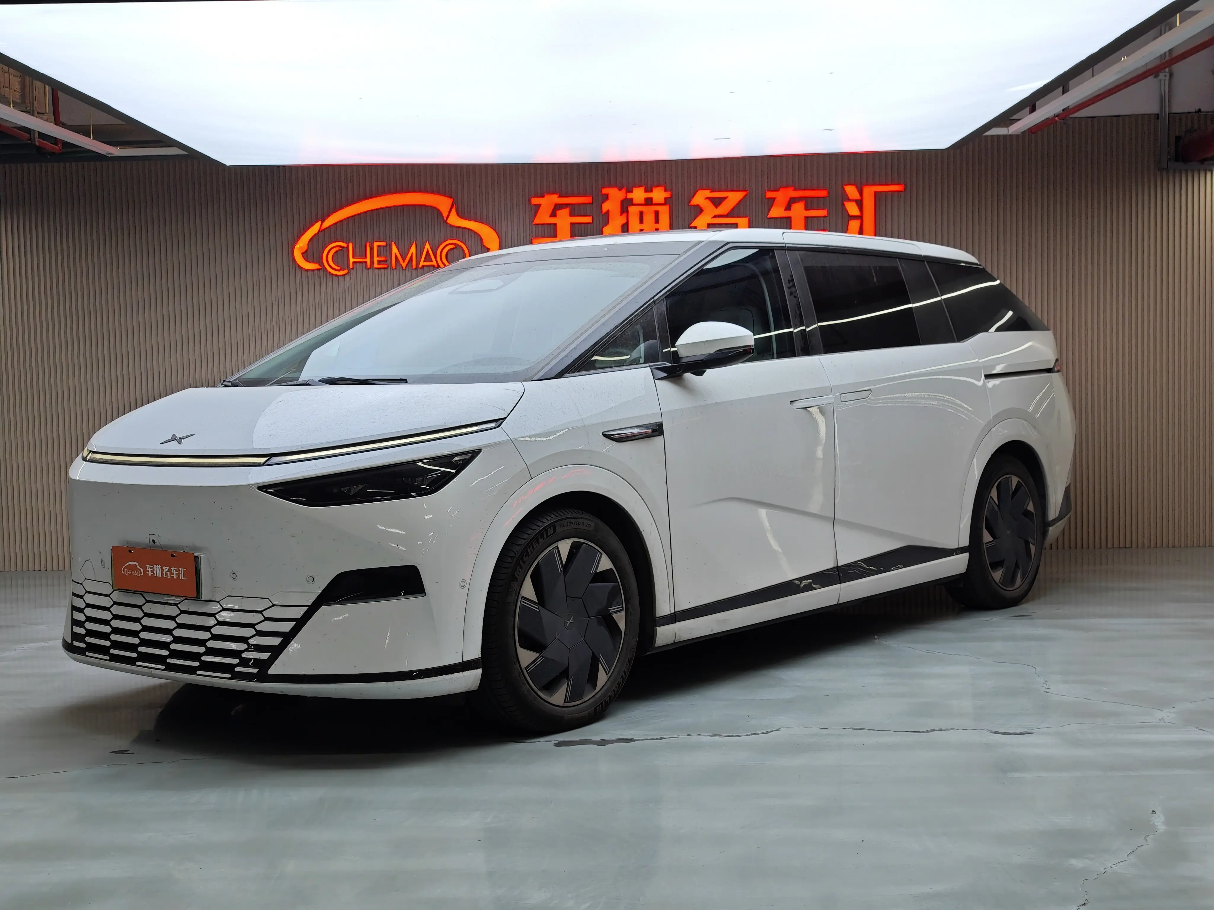 Xpeng X9  из Китая