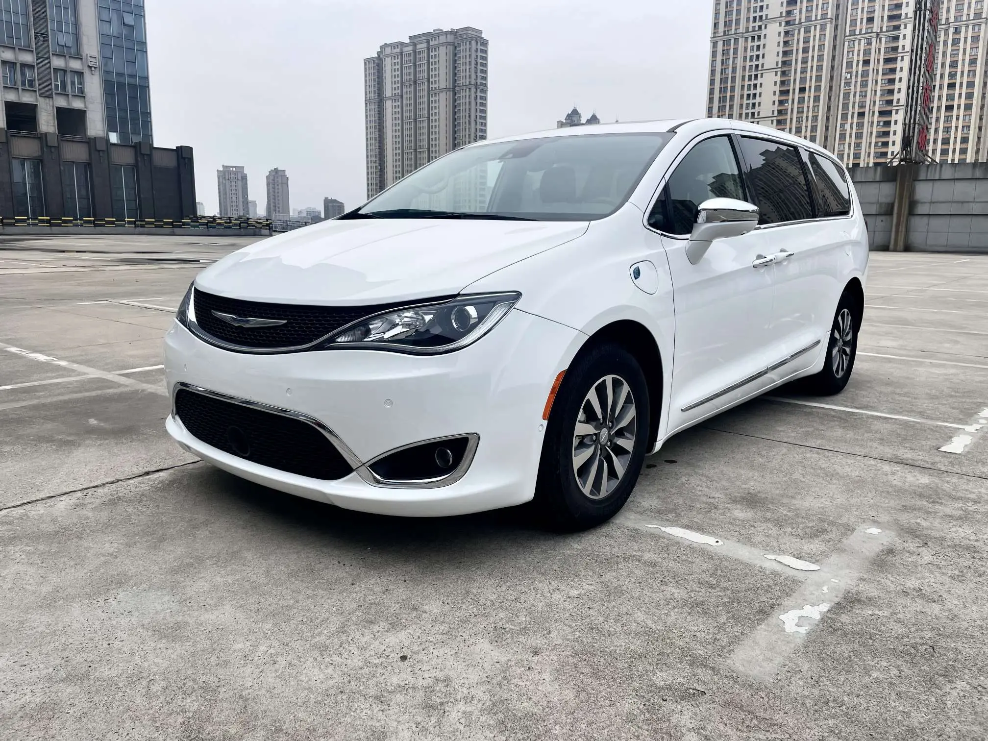 Chrysler Grand Voyager PHEV  из Китая