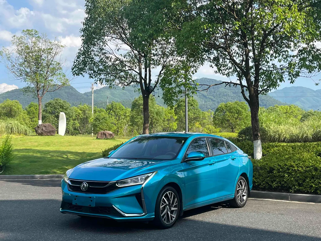 Dongfeng Yixuan  из Китая