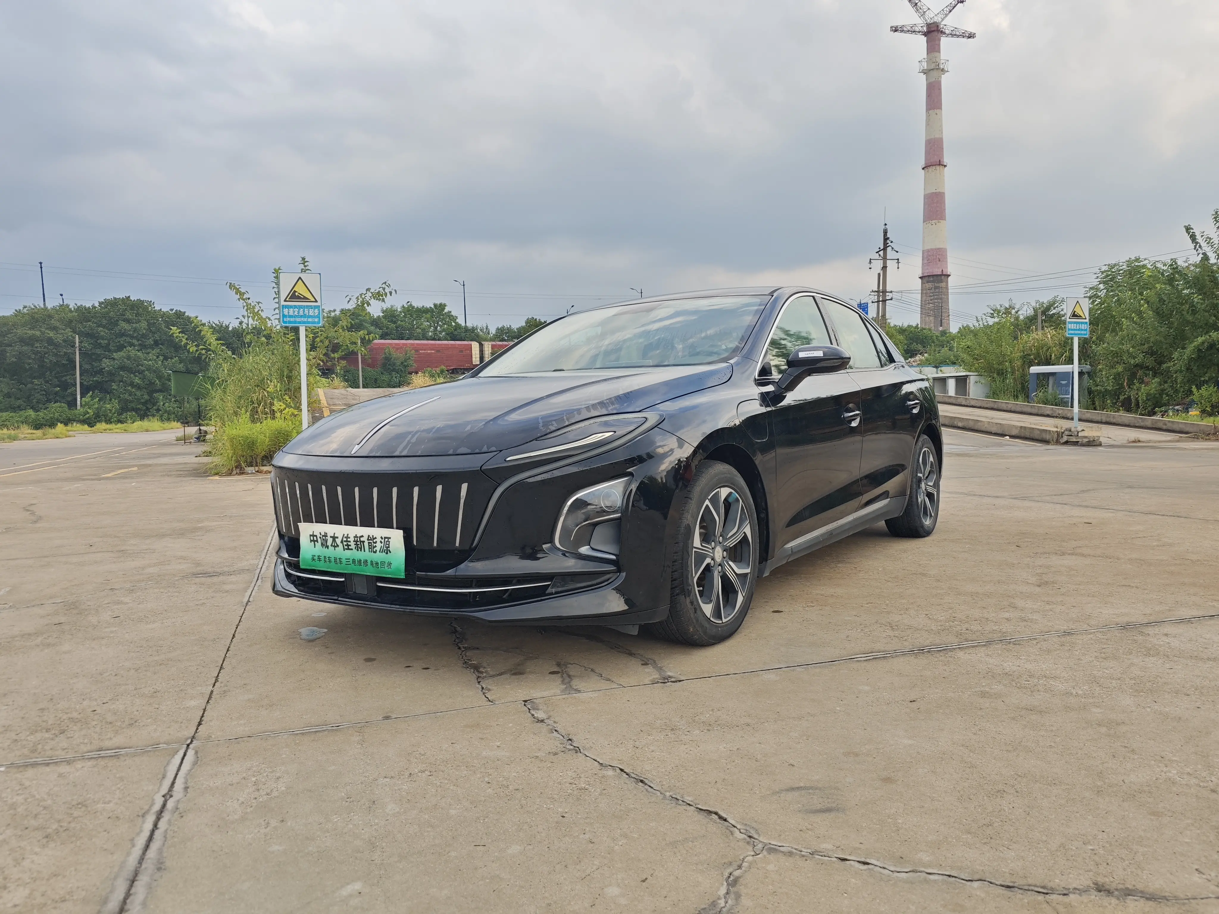 Hongqi E-QM5  из Китая