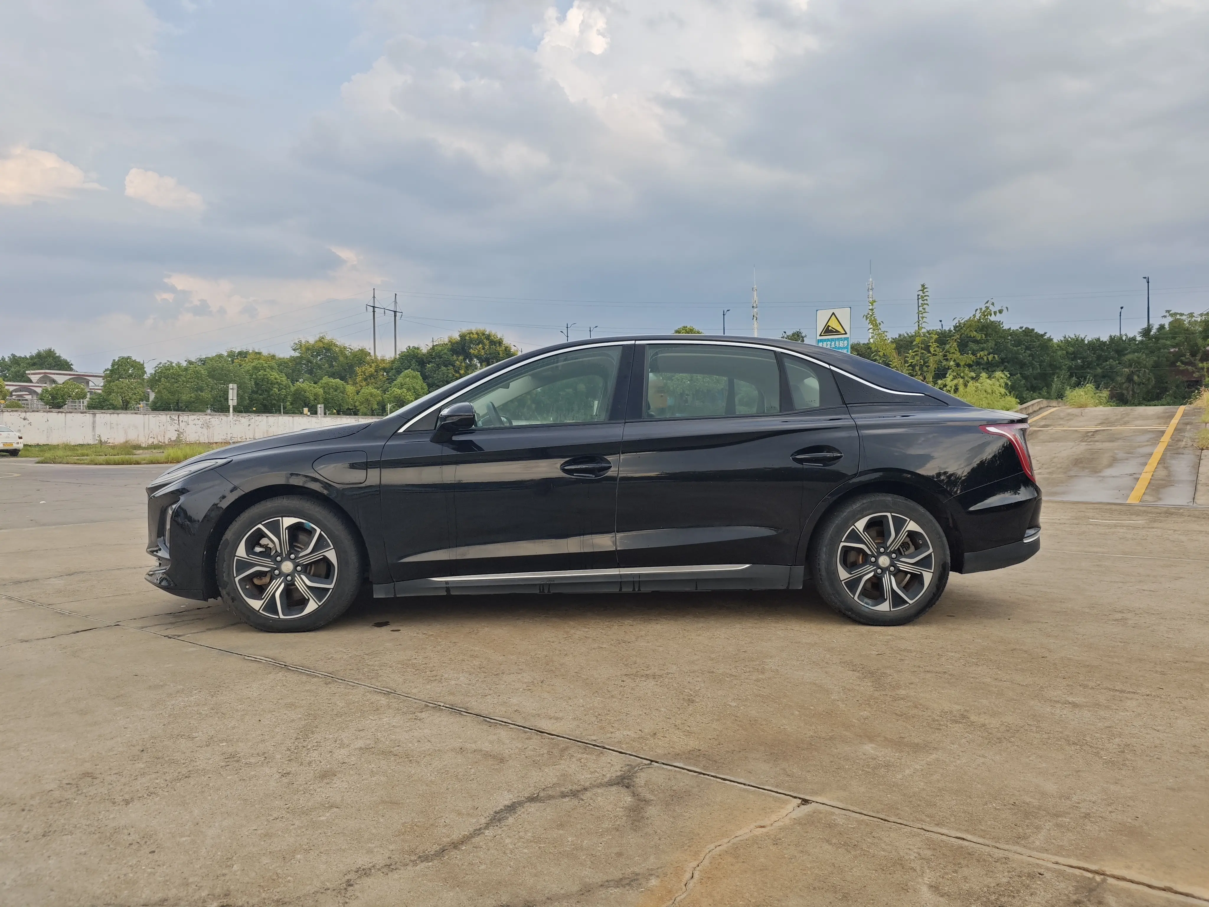 Hongqi E-QM5  из Китая