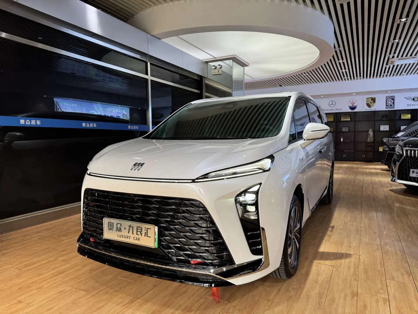 Buick GL8 PHEV  из Китая