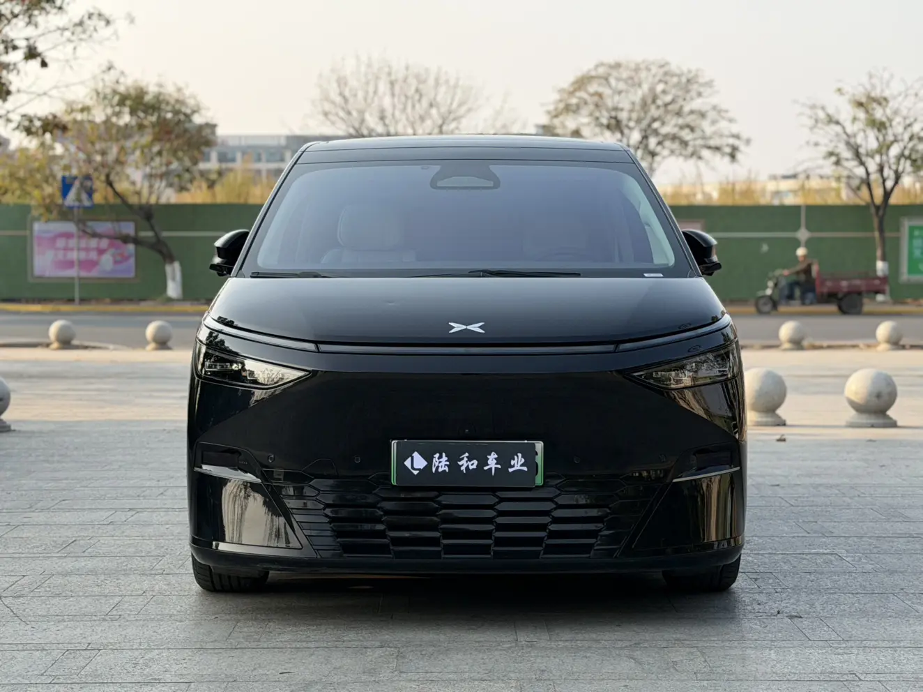 Xpeng X9  из Китая