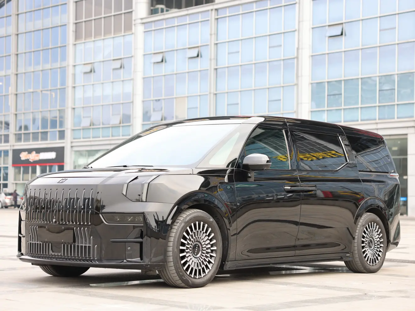 ZEEKR 009  из Китая