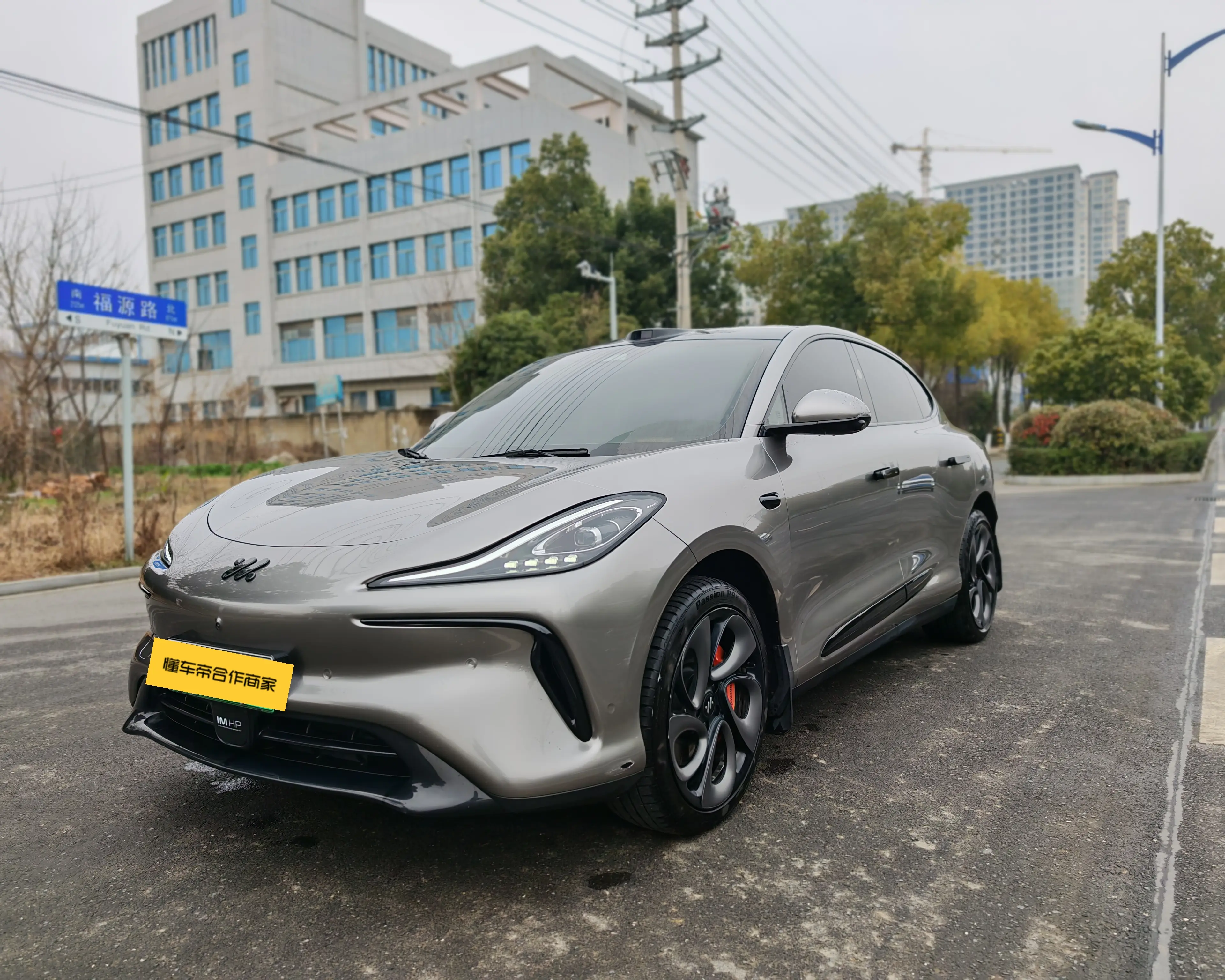 Zhiji LS6  из Китая