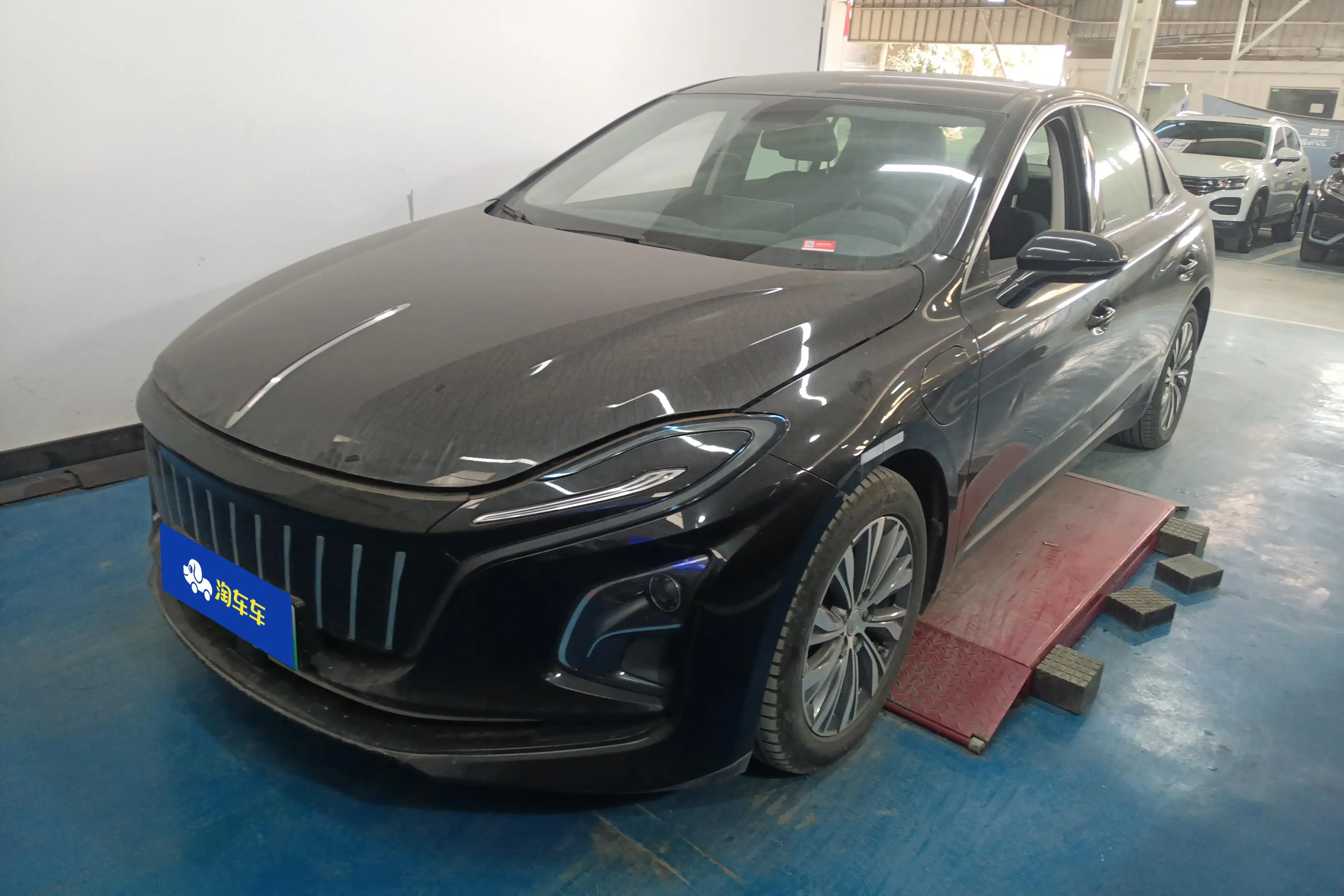 Hongqi E-QM5  из Китая