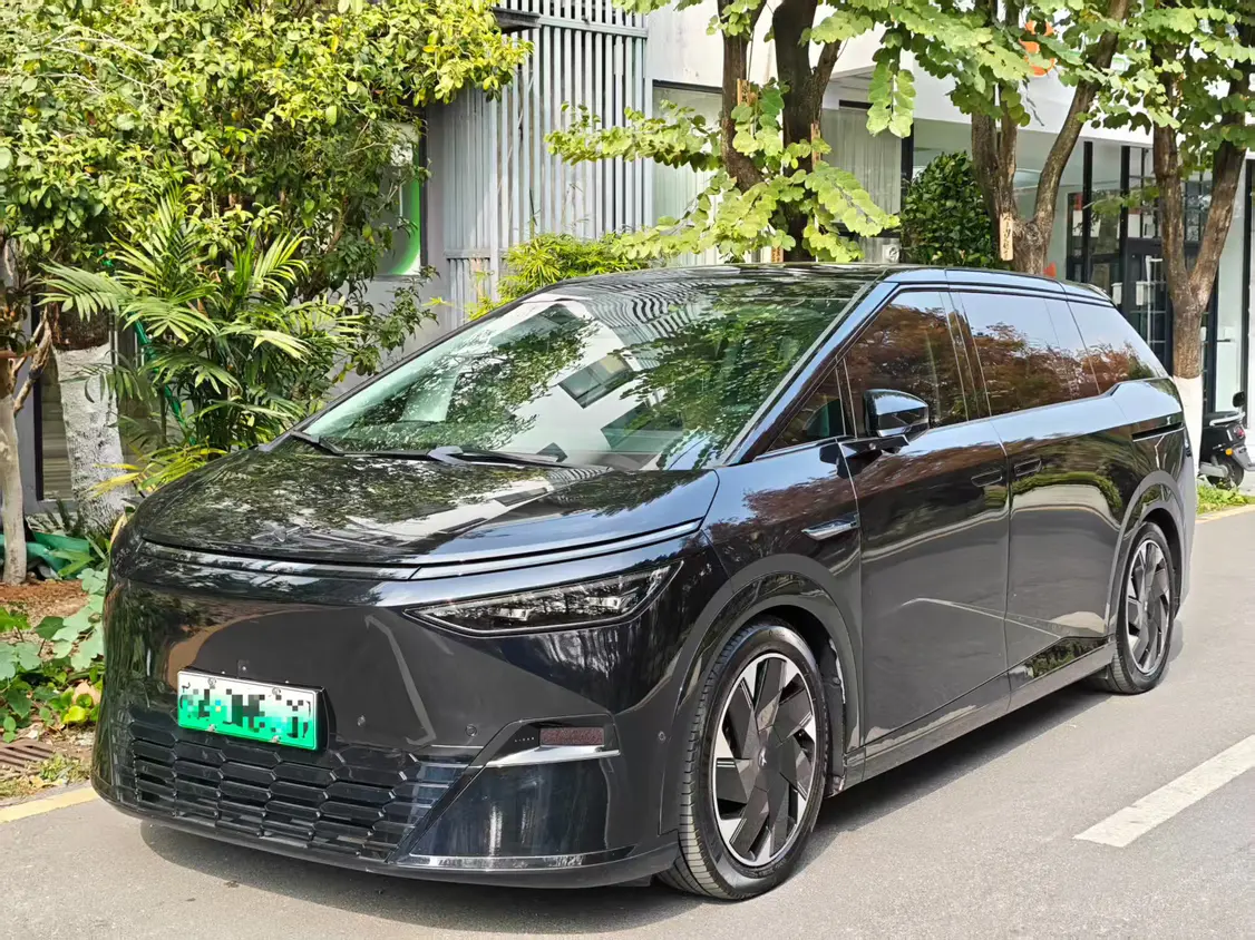 Xpeng X9  из Китая