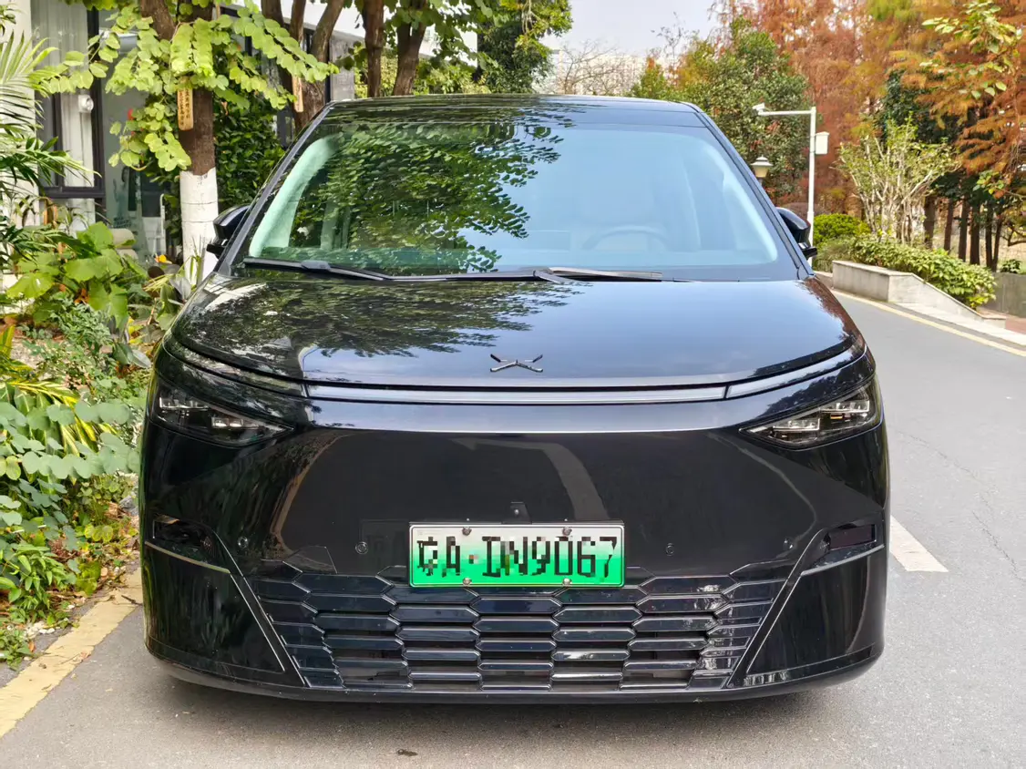 Xpeng X9  из Китая