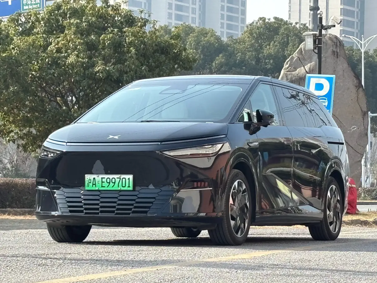 Xpeng X9  из Китая