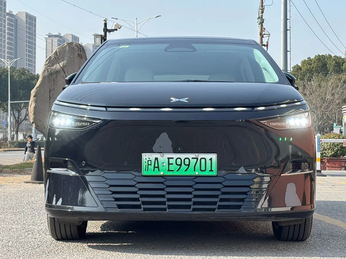 Xpeng X9  из Китая