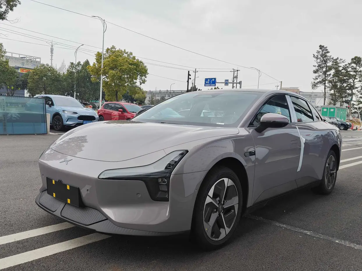 Xpeng Xiaopeng MONA M03  из Китая