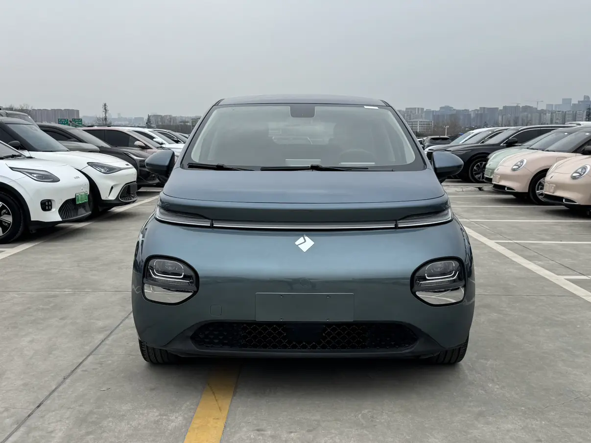 Baojun Clouds  из Китая