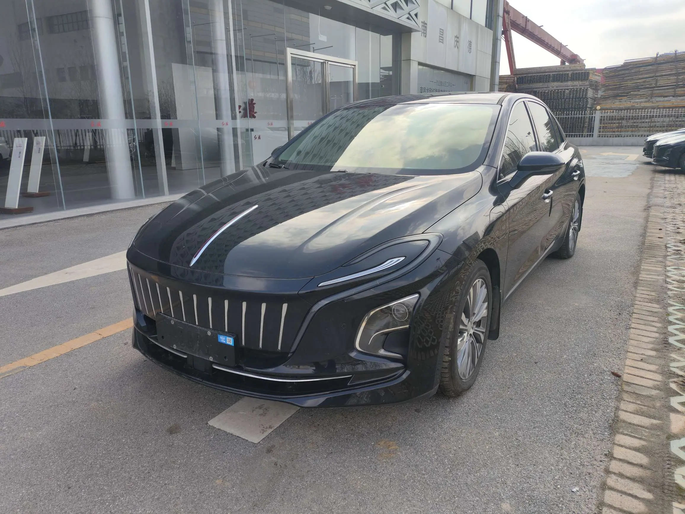 Hongqi E-QM5  из Китая