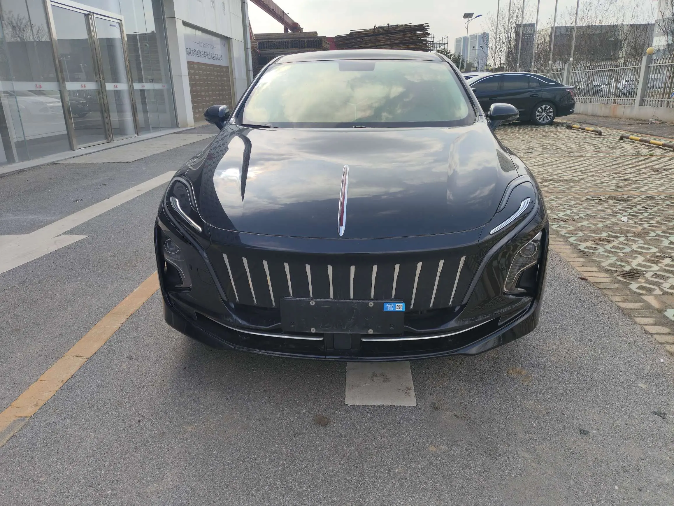 Hongqi E-QM5  из Китая