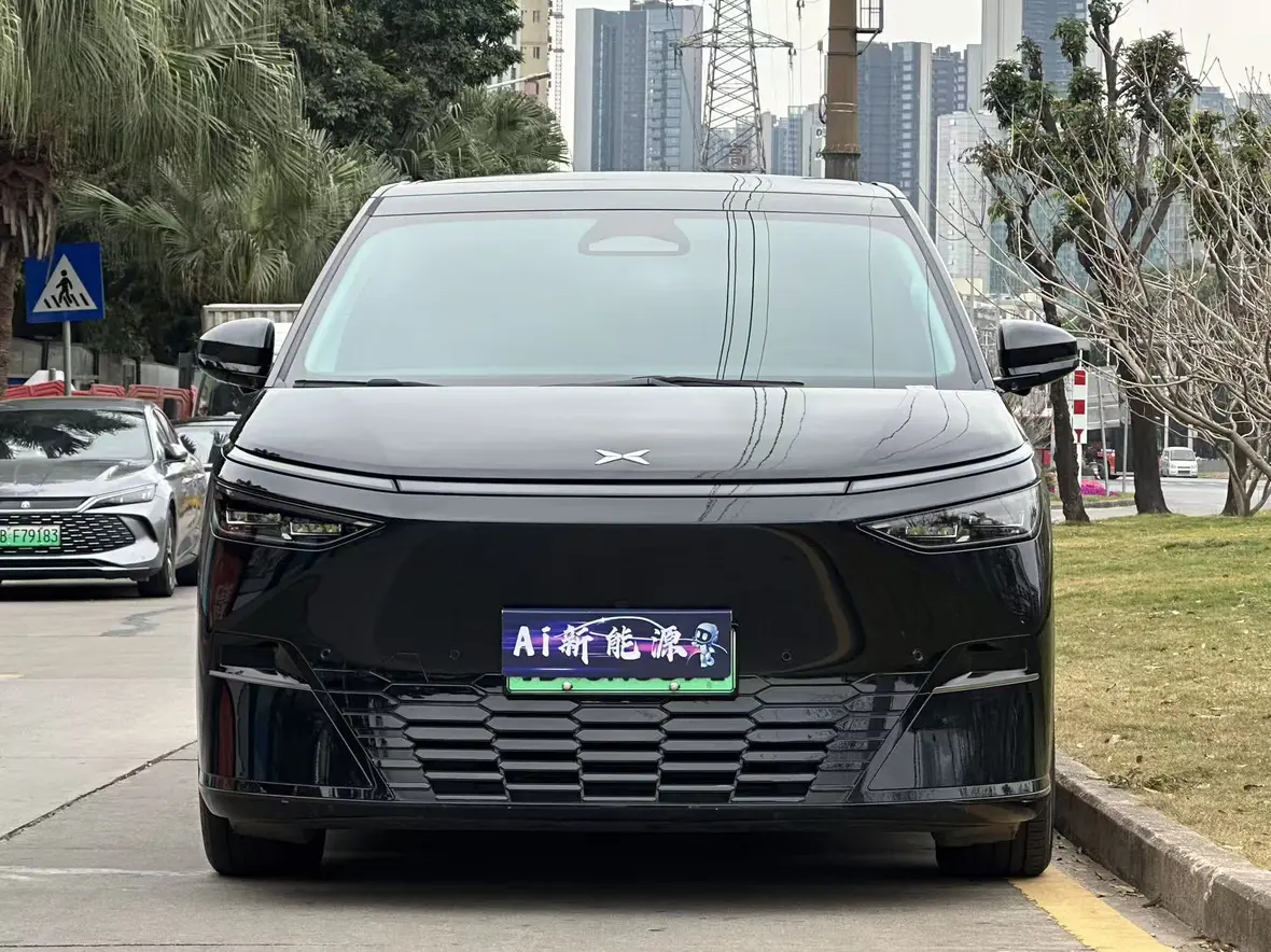 Xpeng X9  из Китая