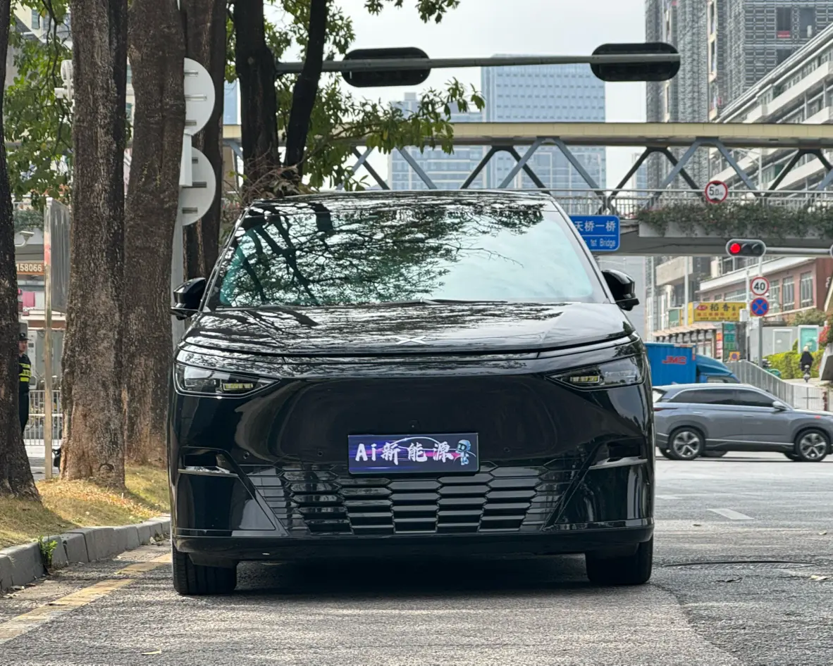 Xpeng X9  из Китая