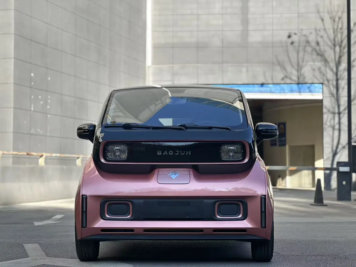 Baojun E300  из Китая