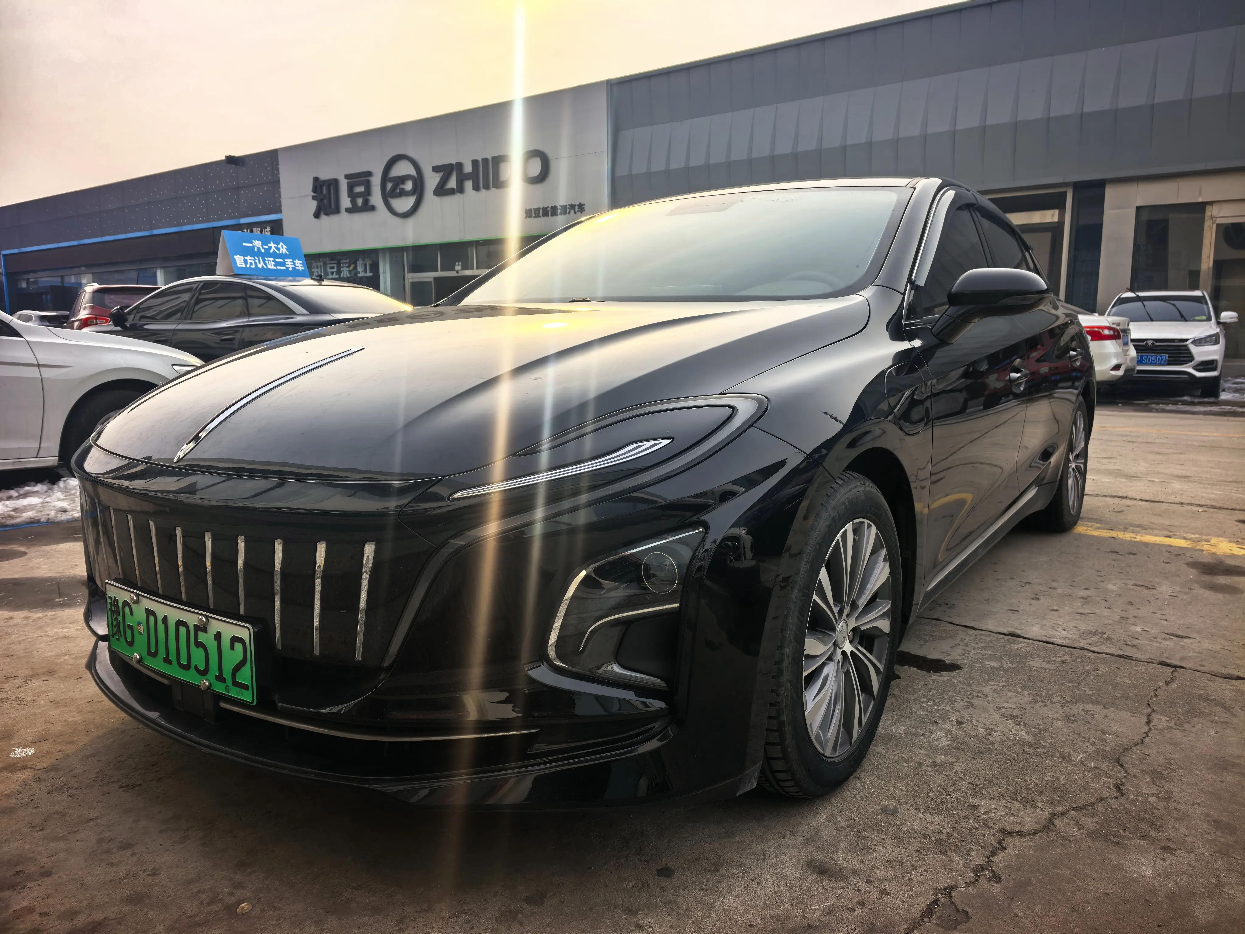 Hongqi E-QM5  из Китая